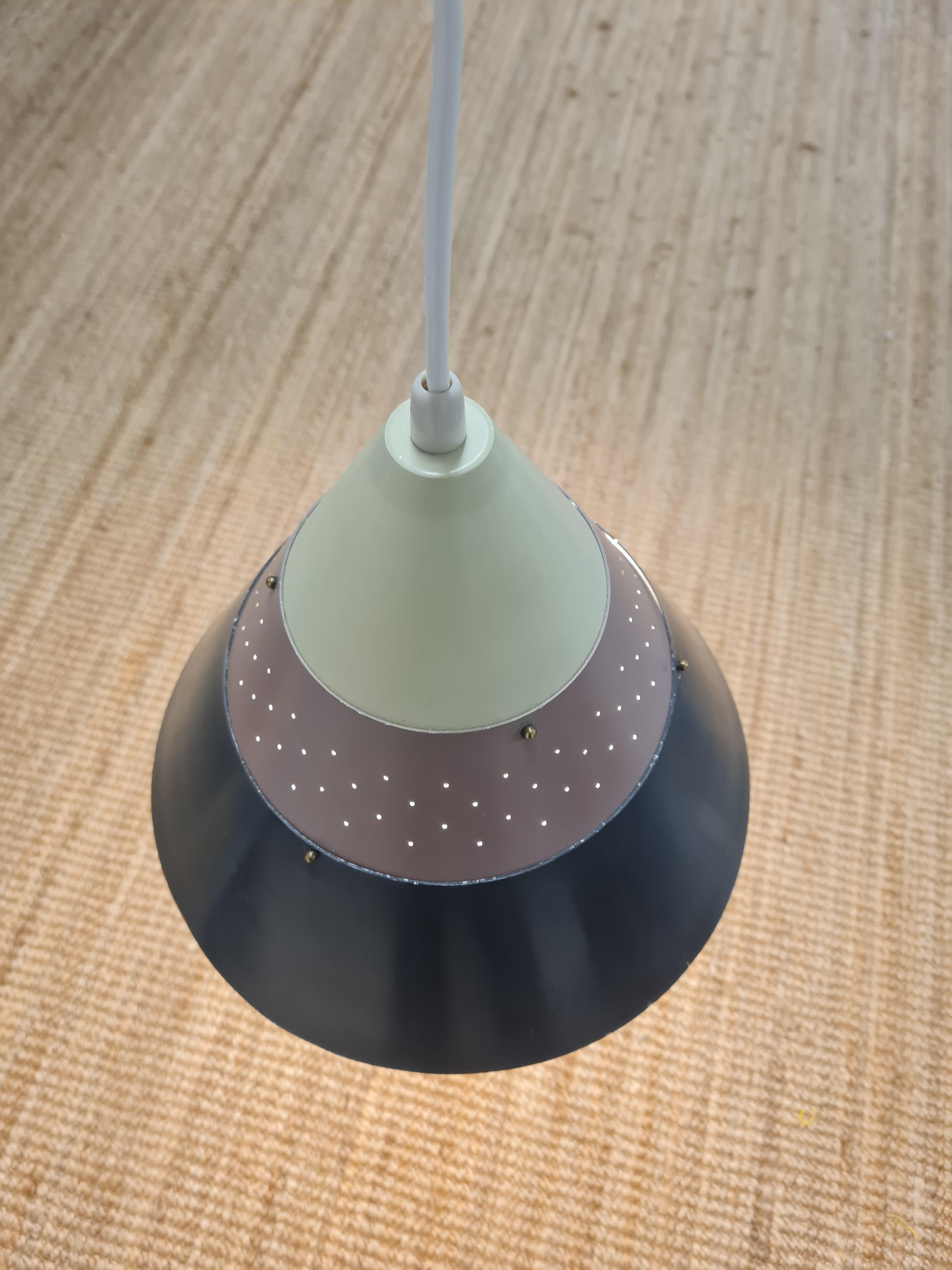 Metà XX secolo Ciondolo da soffitto a cono traforato Modello 51184 di Maria Lindeman per Idman, anni '50 in vendita
