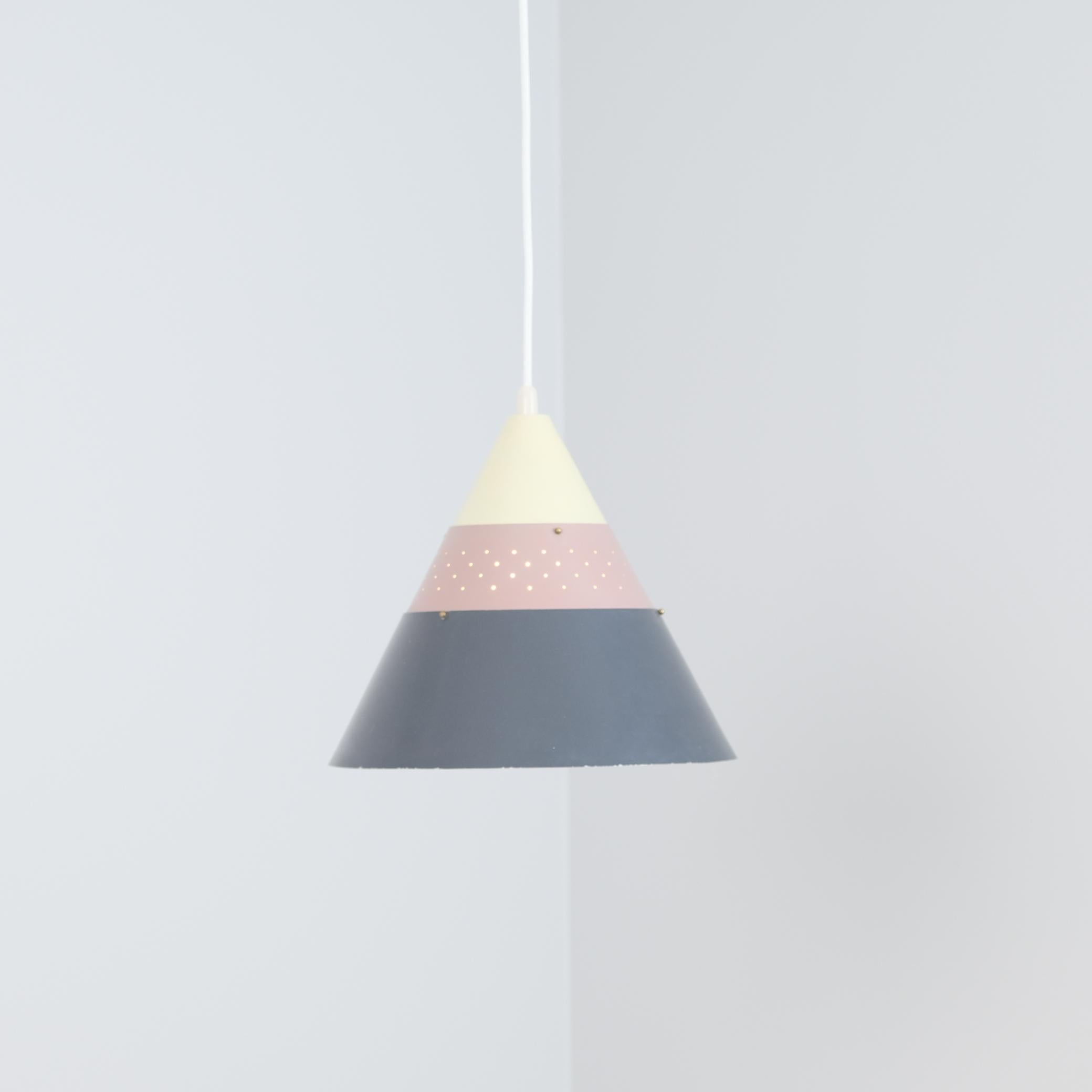 Metà XX secolo Ciondolo da soffitto a cono traforato Modello 51184 di Maria Lindeman per Idman, anni '50 in vendita