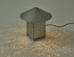 Lampe de bureau en acier galvanisé perforé par Muhly Studio