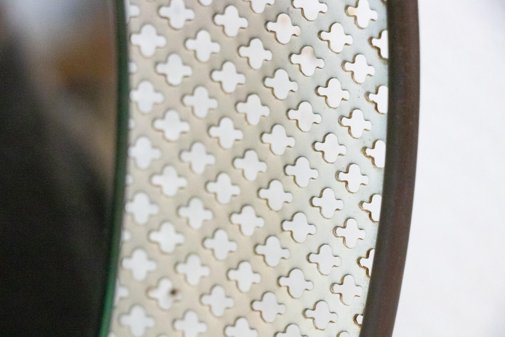 Miroir lumineux perforé à la manière de Mathieu Mategot, France 1950 Bon état - En vente à Niederdorfelden, Hessen