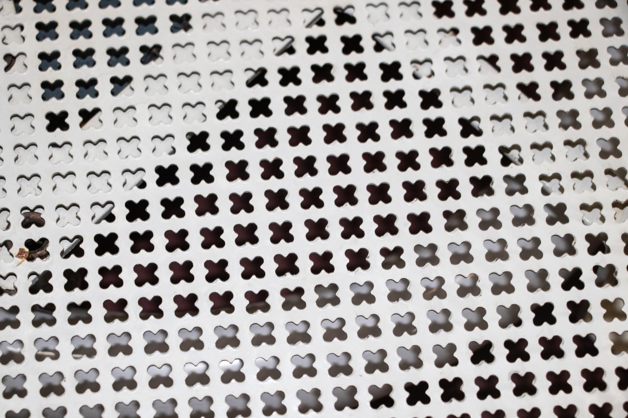 Laiton Miroir lumineux perforé à la manière de Mathieu Mategot, France 1950 en vente