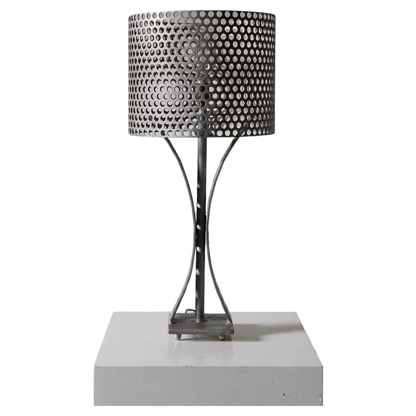 Lampe en acier perforé de forte épaisseur. 

Effet d'ombre étonnant une fois allumée. 

France Années 1970. 

H 57cm x D 26cm