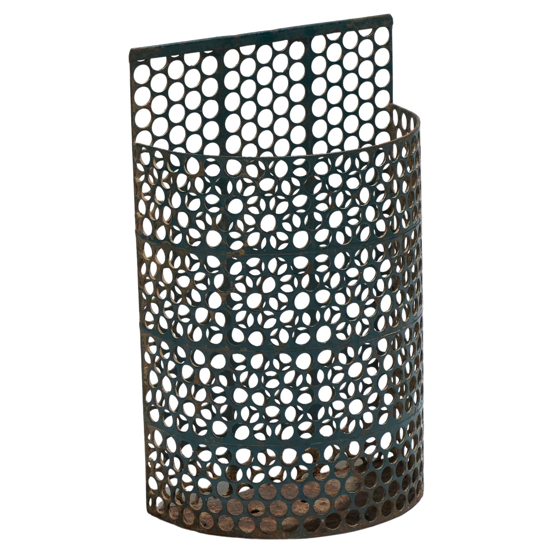 Cesta de metal perforado de Jean Bossu, años 40