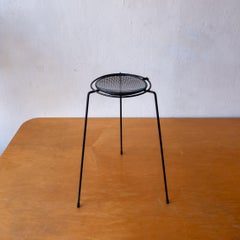 Posacenere da terra in metallo perforato Catch All di Richard Galef, USA, design anni '50