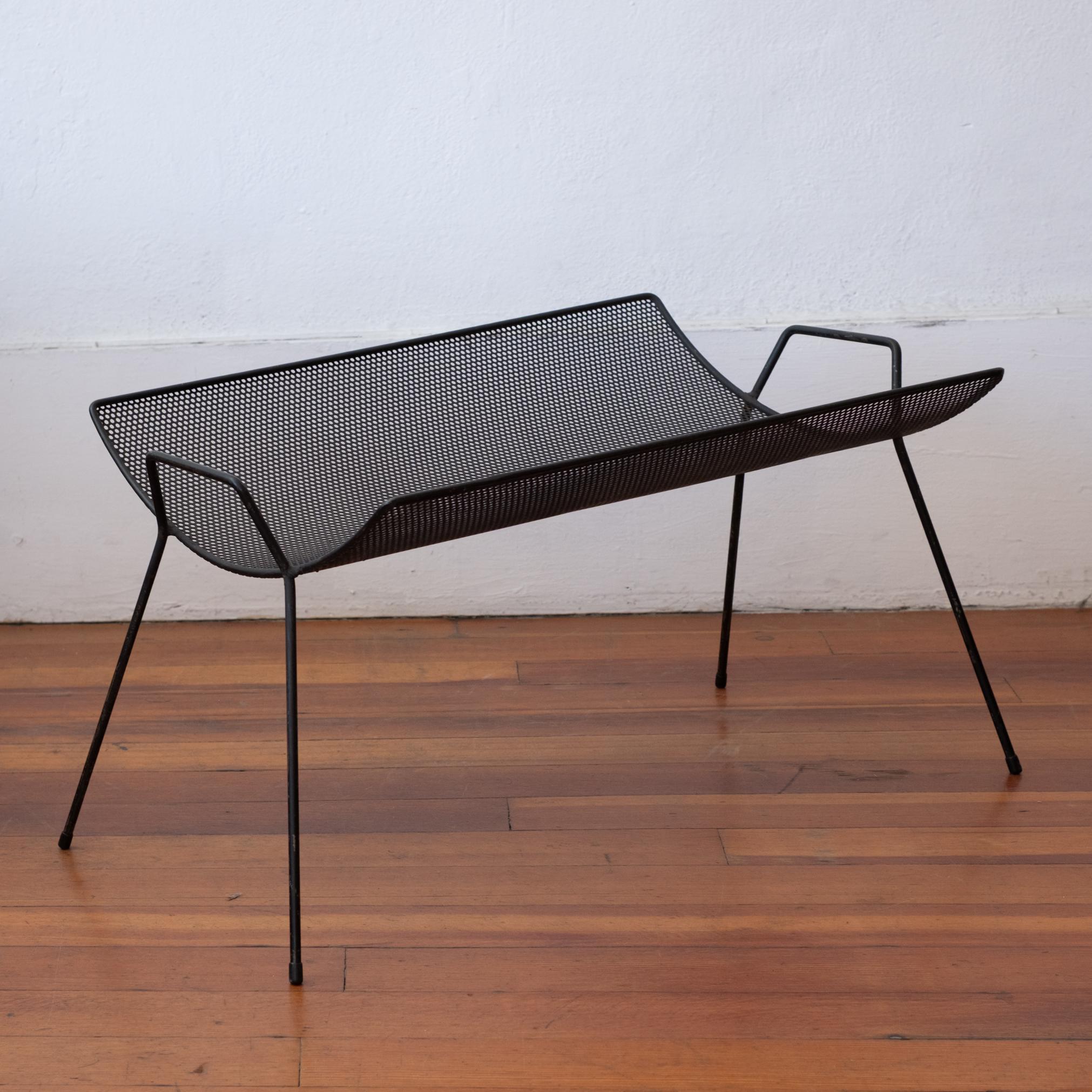 Catch all or magazine di Richard Galef per Ravenware. Can può essere utilizzato anche come coperta o letto per gatti. Metallo perforato, USA, anni '50.