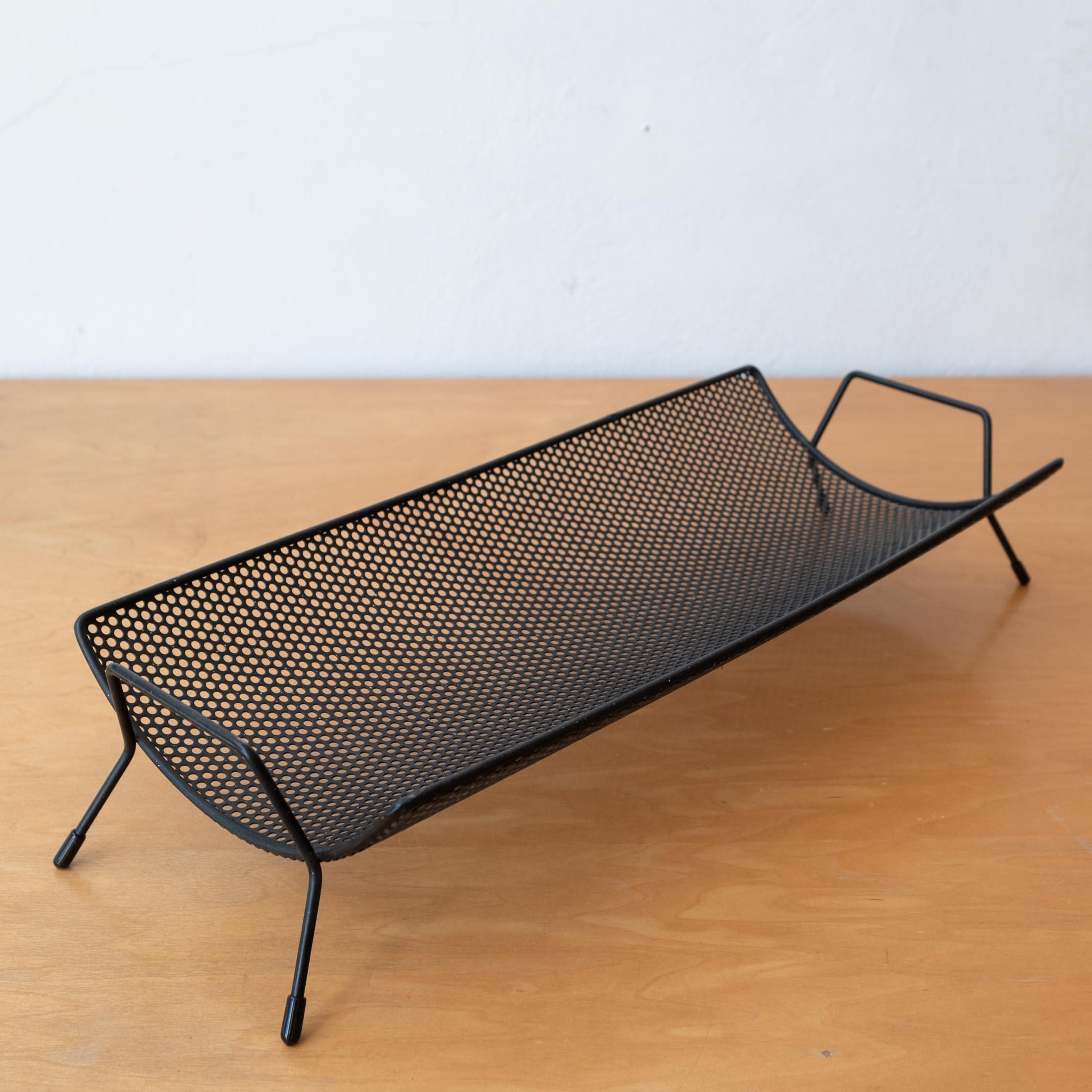 Catch all ou corbeille de fruits de Richard Galef pour Ravenware. Métal perforé, États-Unis, années 1950.