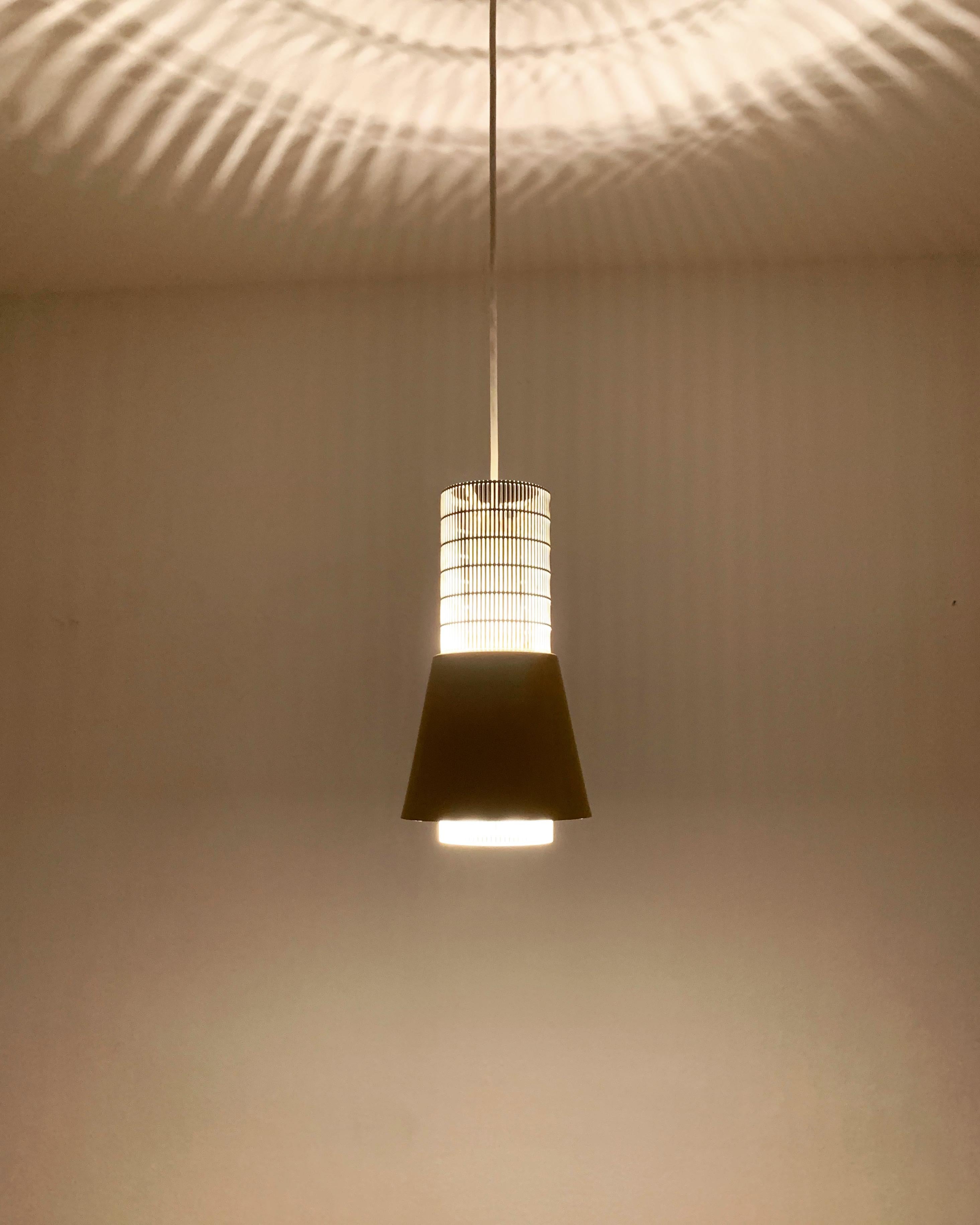 Lampada a sospensione in metallo perforato in vendita 3