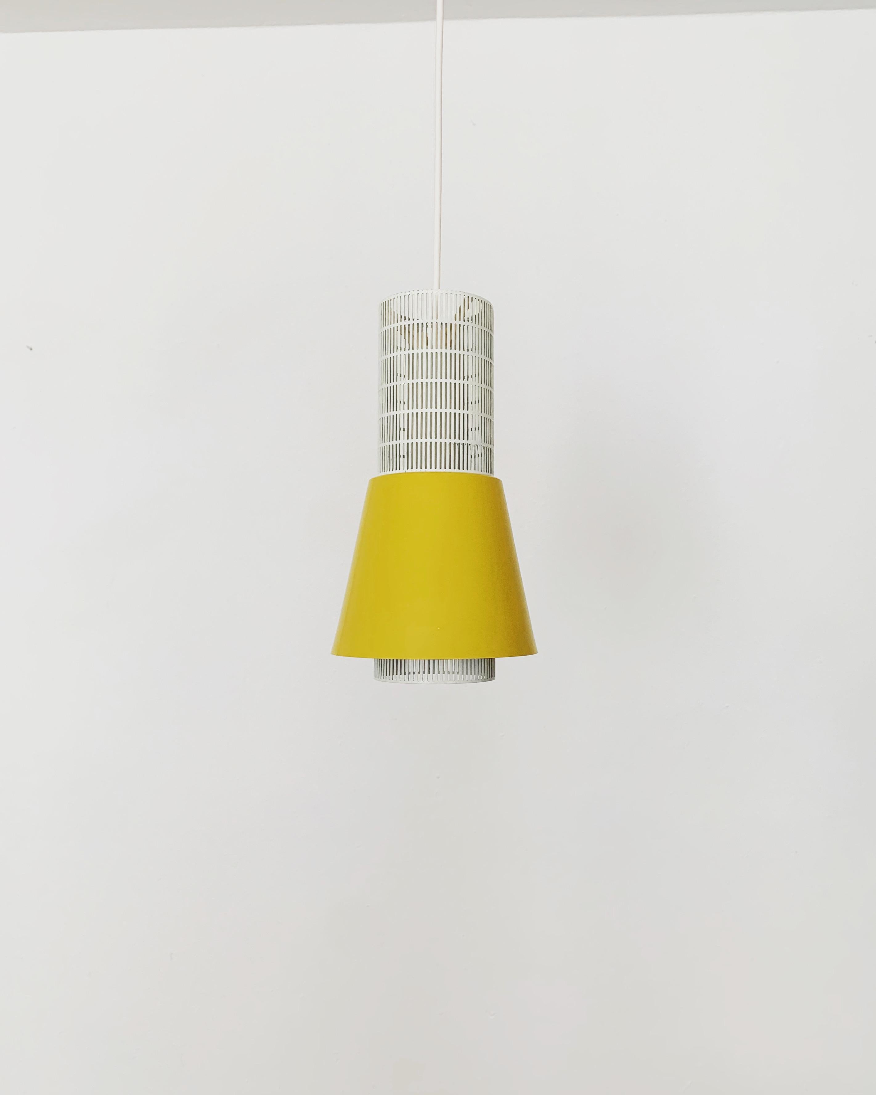 Lampada a sospensione molto bella degli anni '60.
L'effetto luminoso della lampada è estremamente bello. Il design e i dettagli molto belli creano una luce molto nobile e piacevole.
La lampada crea un'atmosfera molto accogliente ed è di alta