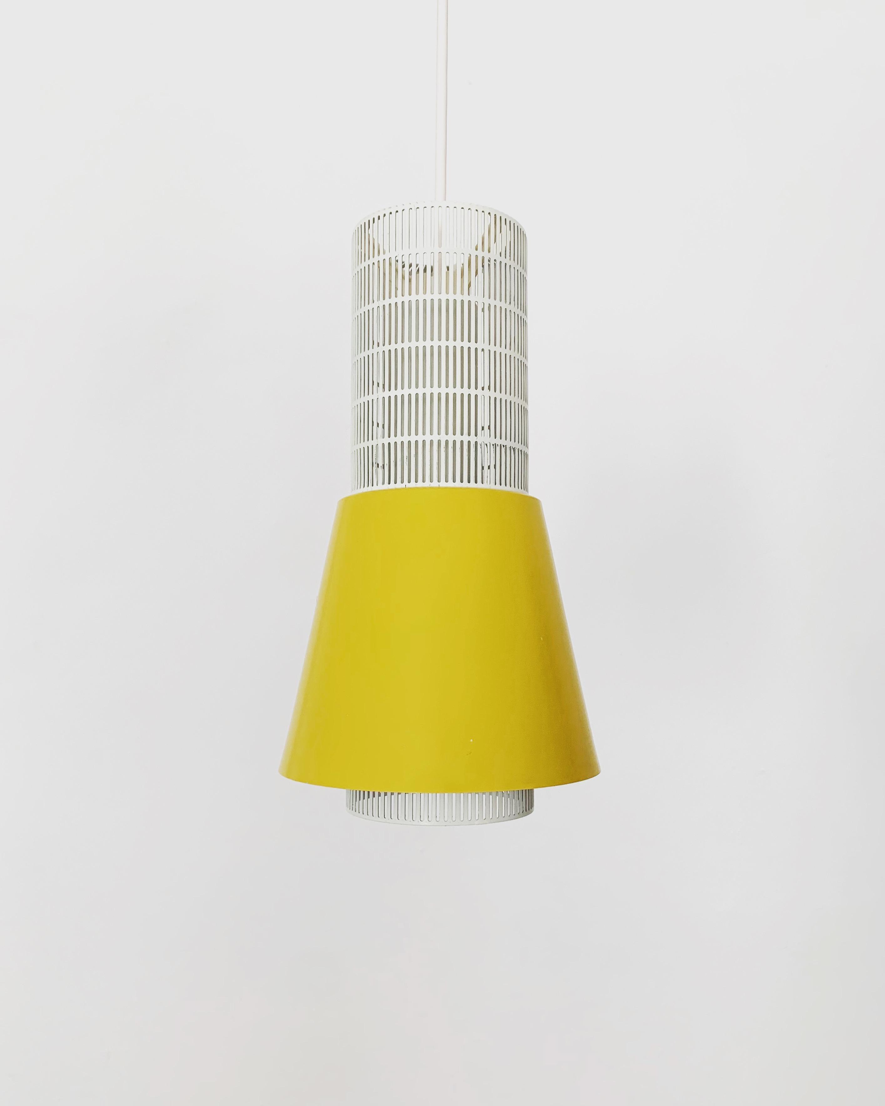Mid-Century moderno Lampada a sospensione in metallo perforato in vendita
