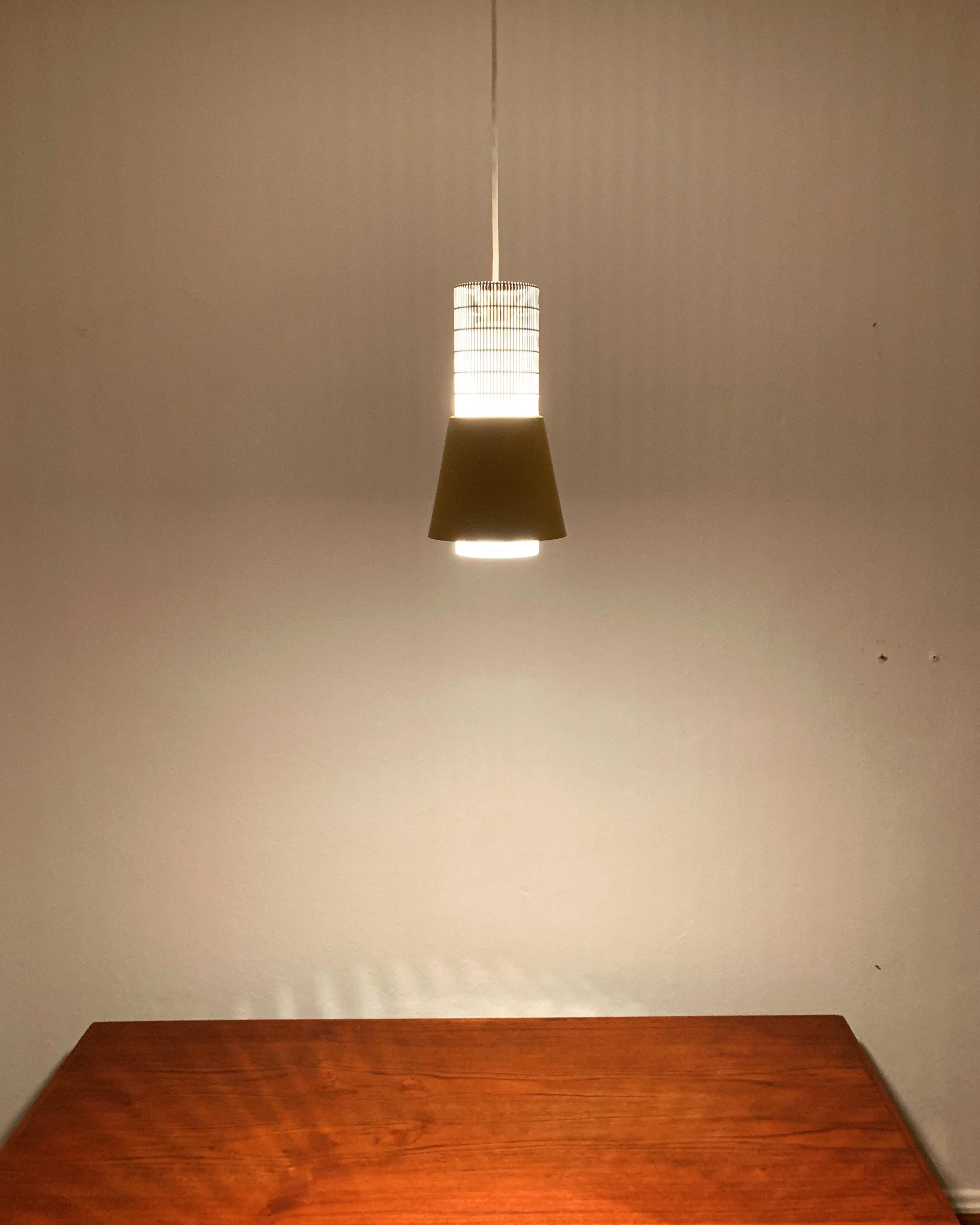 Lampada a sospensione in metallo perforato in vendita 1