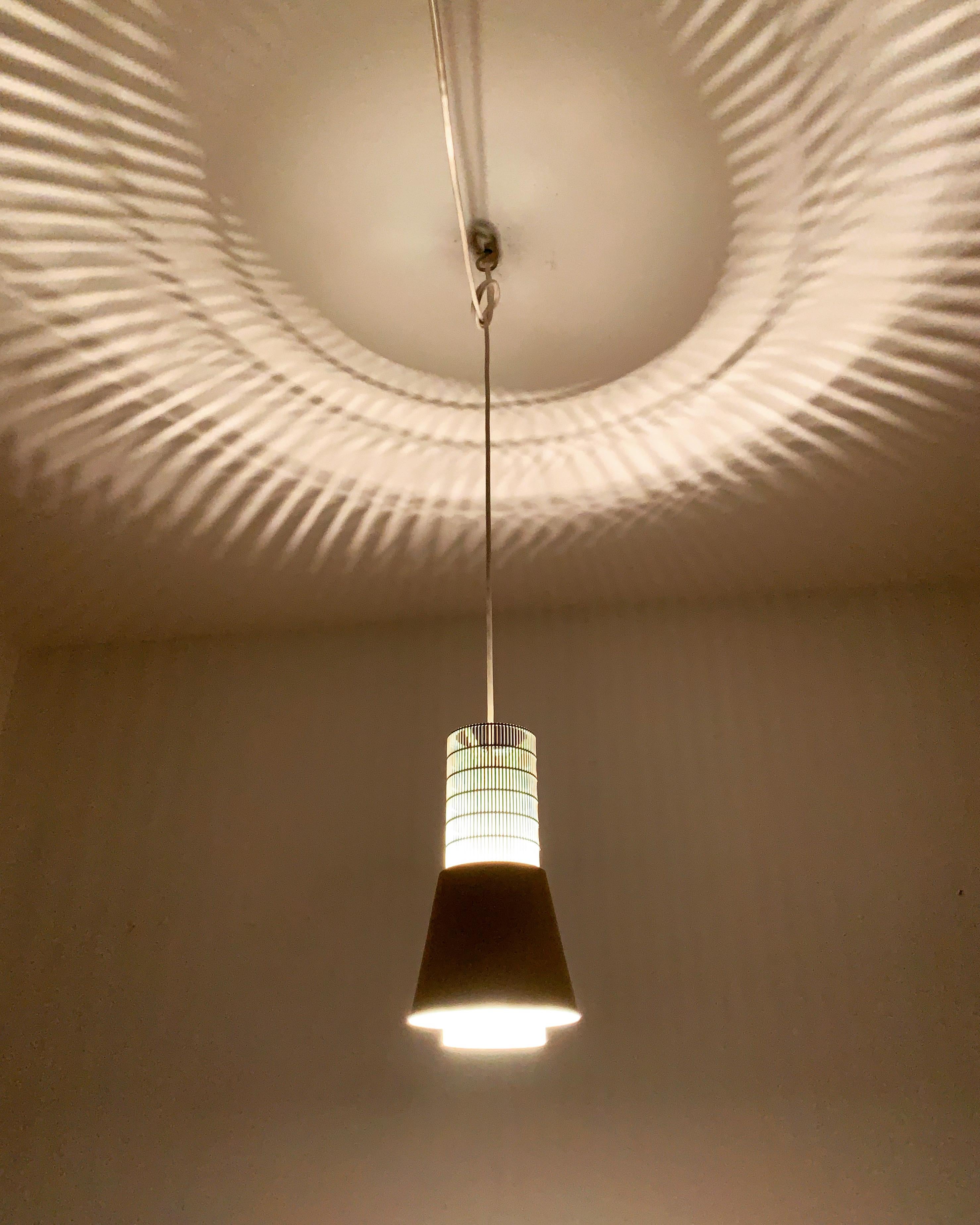Lampada a sospensione in metallo perforato in vendita 2