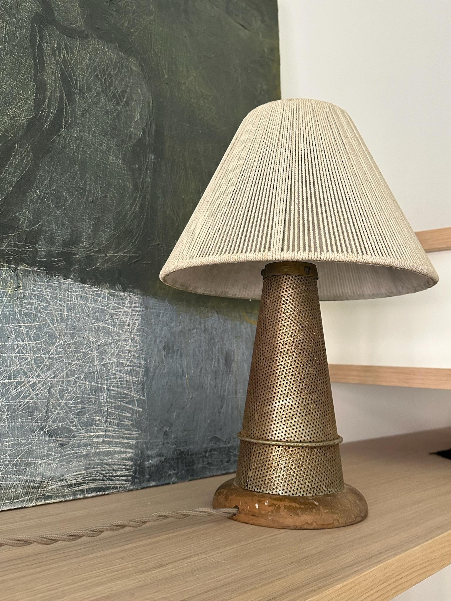 Organique Lampe de table en métal perforé en vente