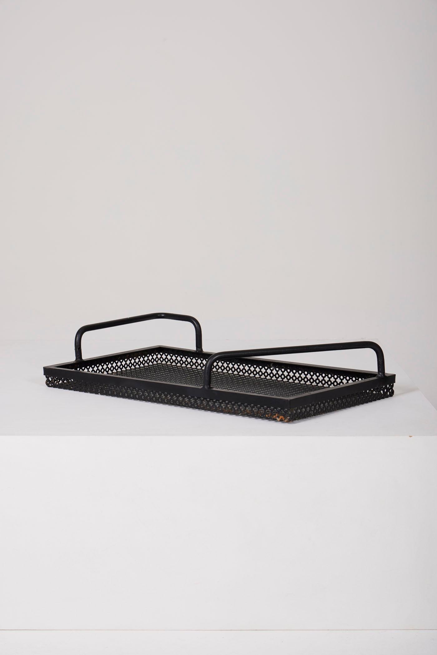 Plateau perforé en métal laqué noir dans le style du designer français Mathieu Matégot, des années 1960. En parfait état.
DV361