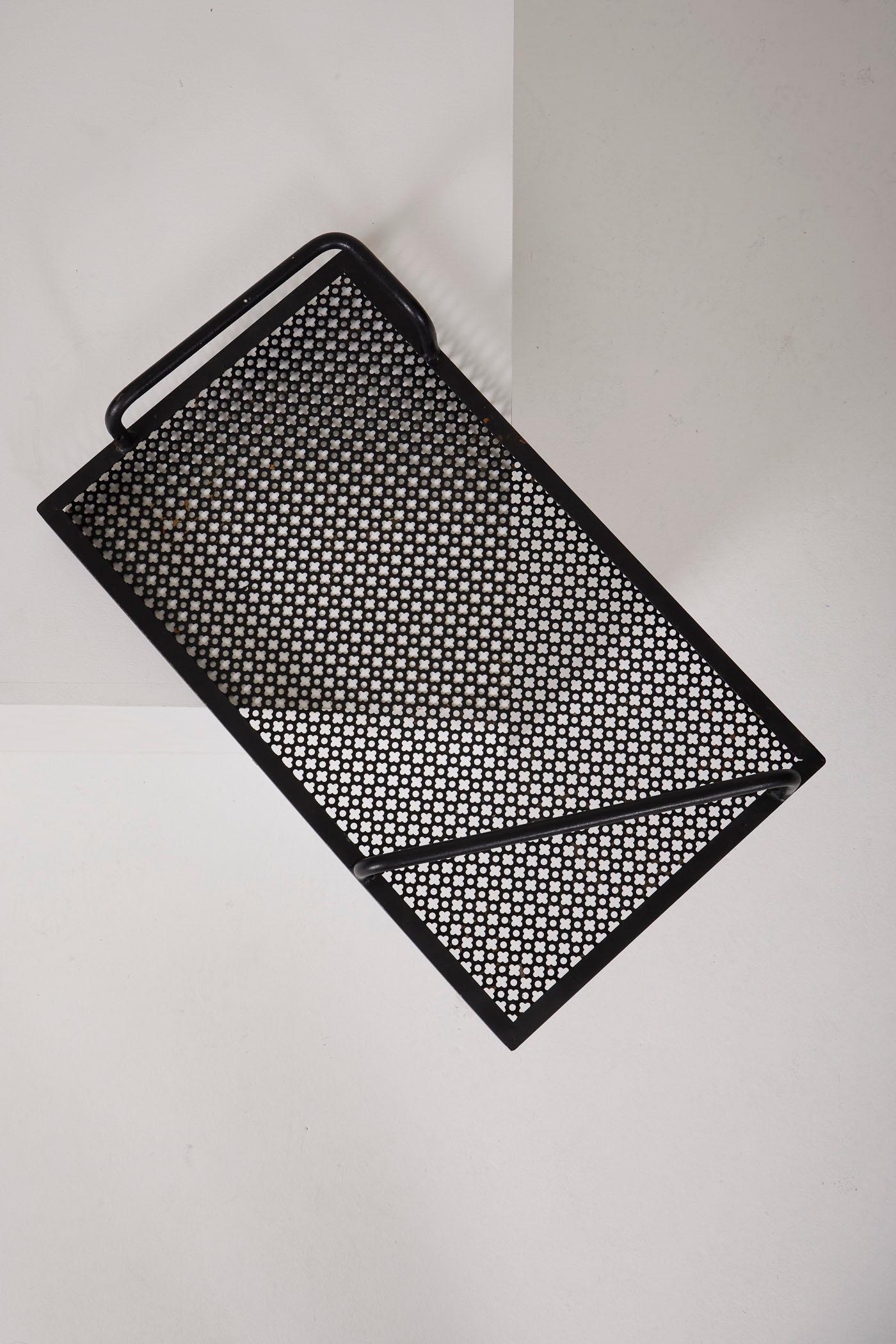 Perforated metal tray In Good Condition For Sale In PARIS, FR