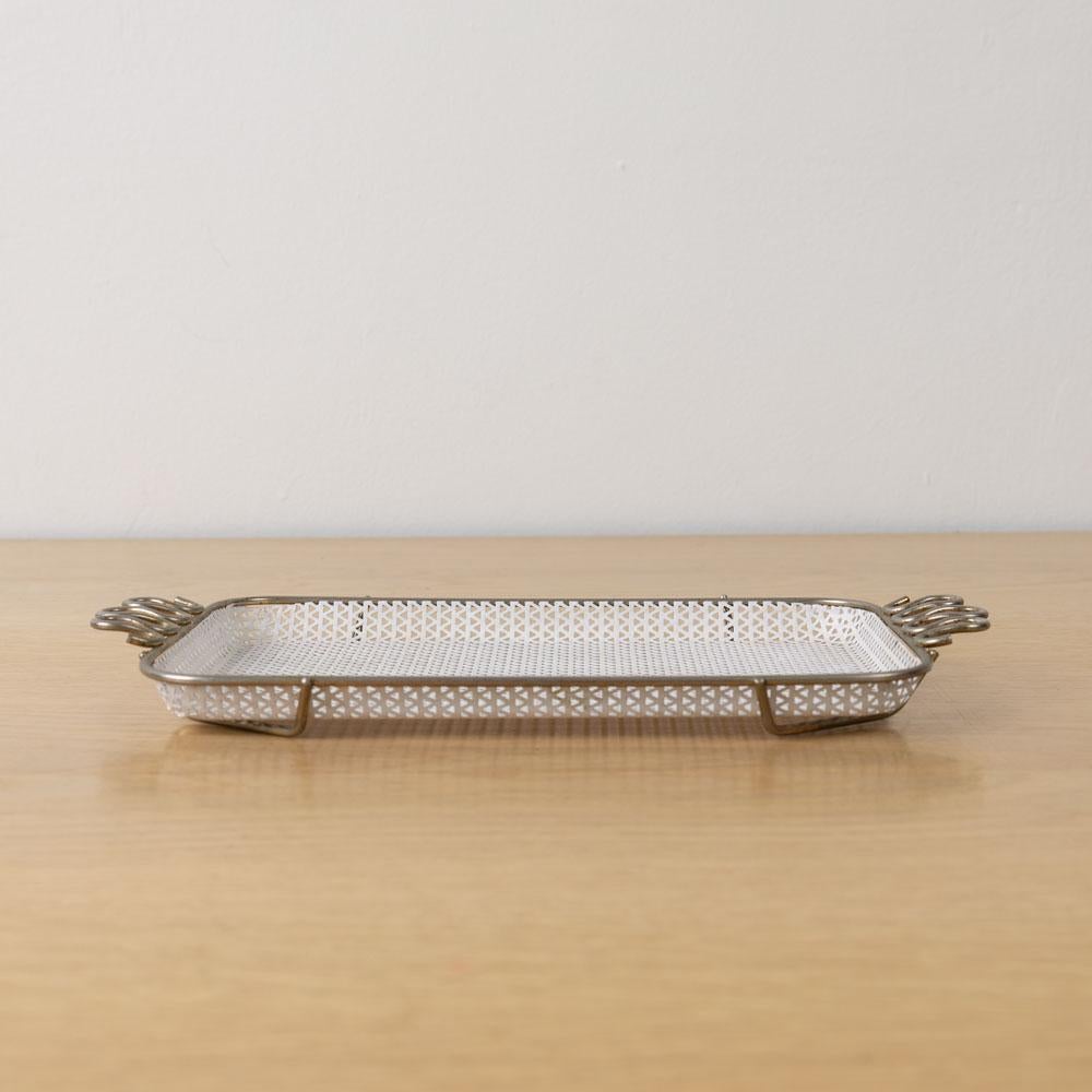 Preciosa bandeja de metal blanco perforado con banda metálica alrededor del borde y asas metálicas de lazo ondulado al estilo de Mathieu Mategot de Francia. Perfecto vide poche para llaves o joyas. 