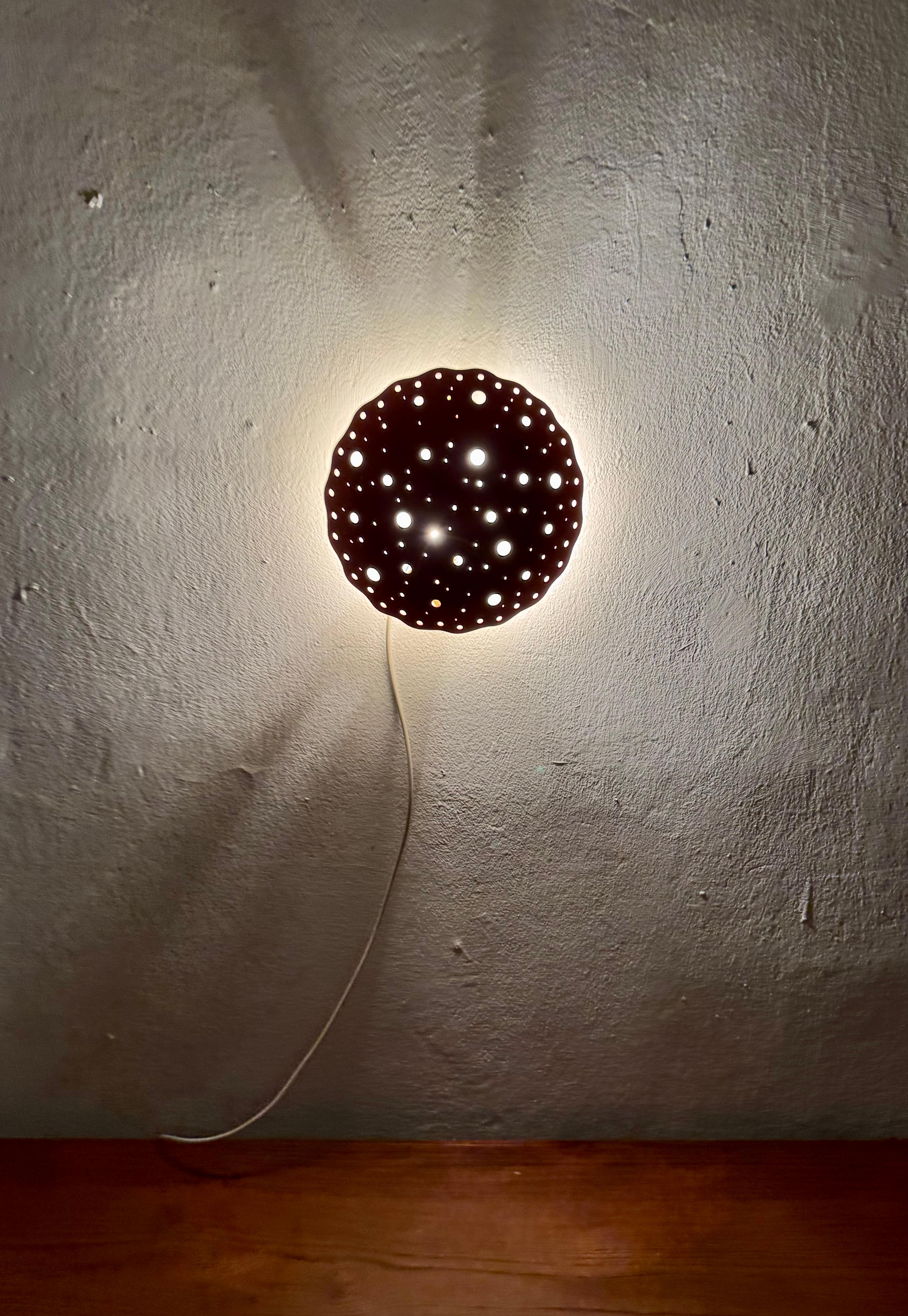 Lampada da parete in metallo perforato in vendita 3