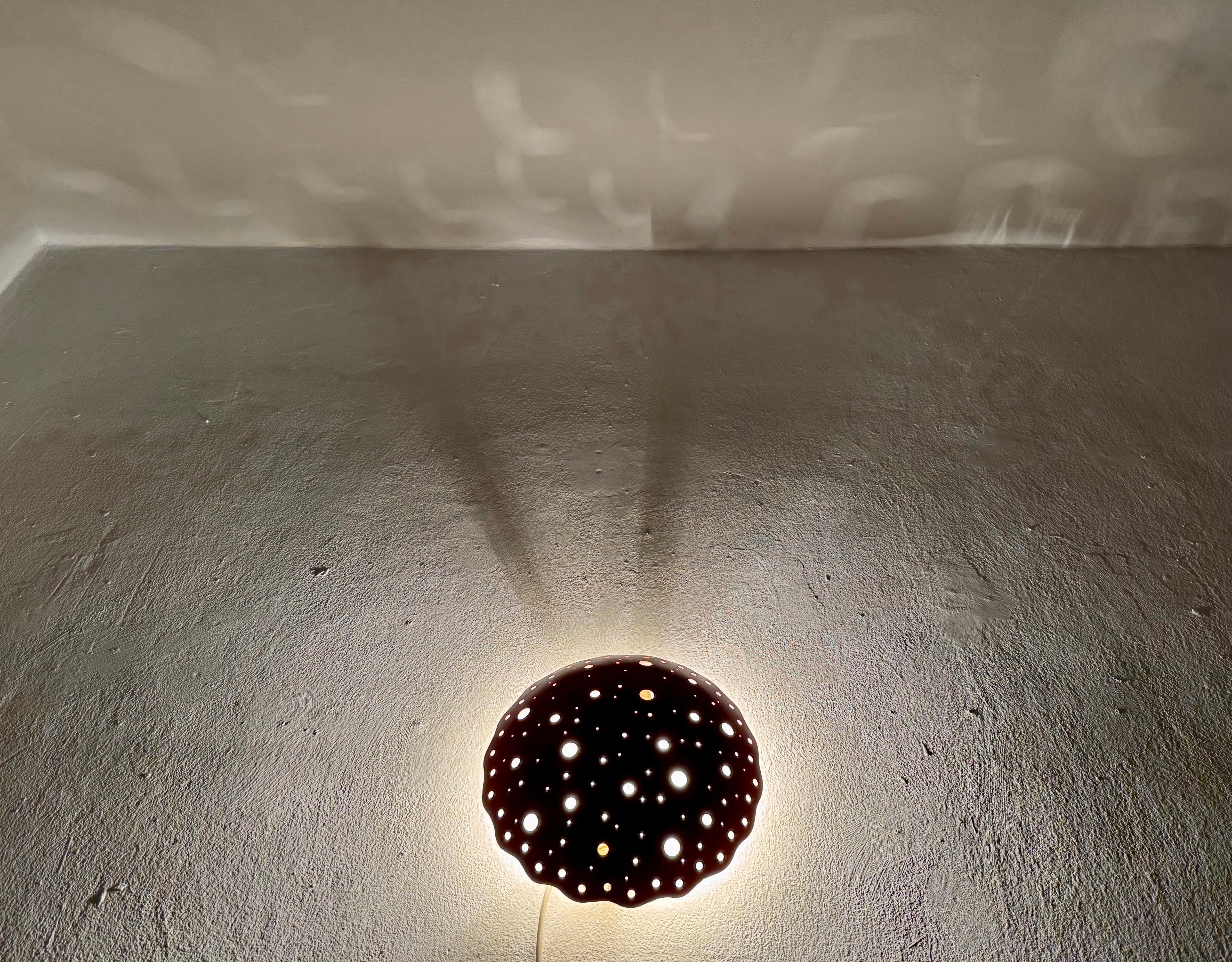 Lampada da parete in metallo perforato in vendita 4