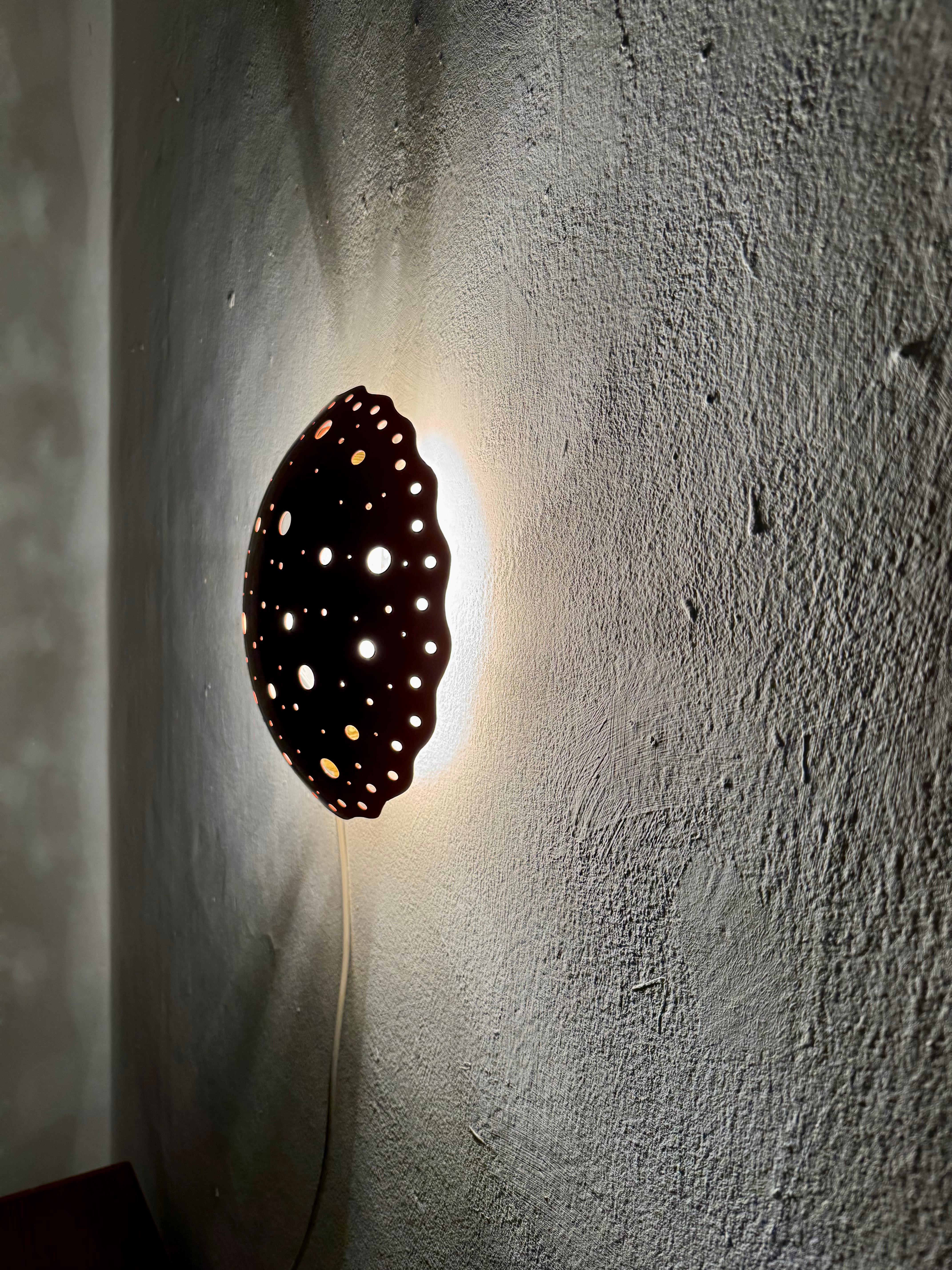Lampada da parete in metallo perforato in vendita 5