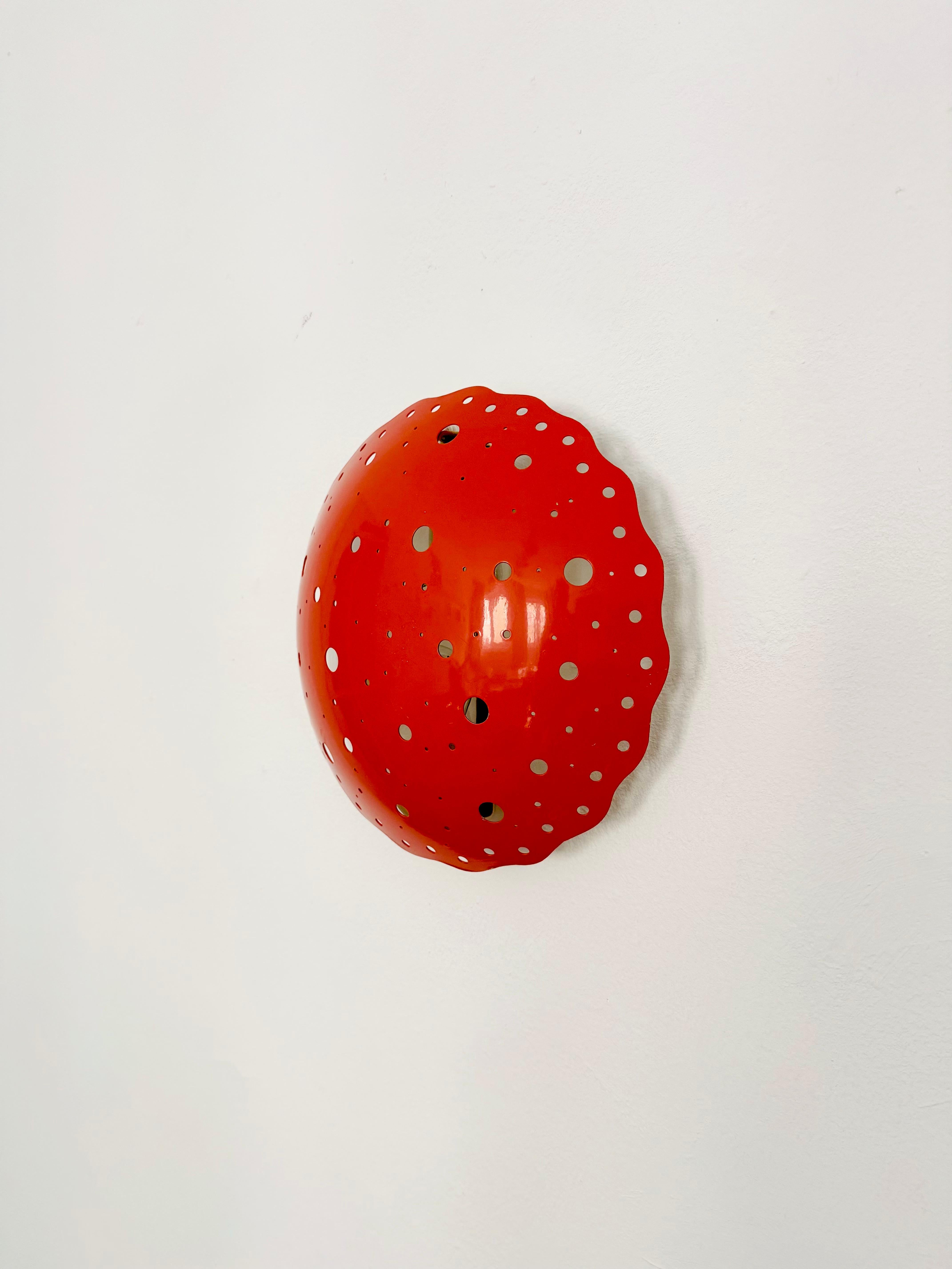 Mid-Century moderno Lampada da parete in metallo perforato in vendita