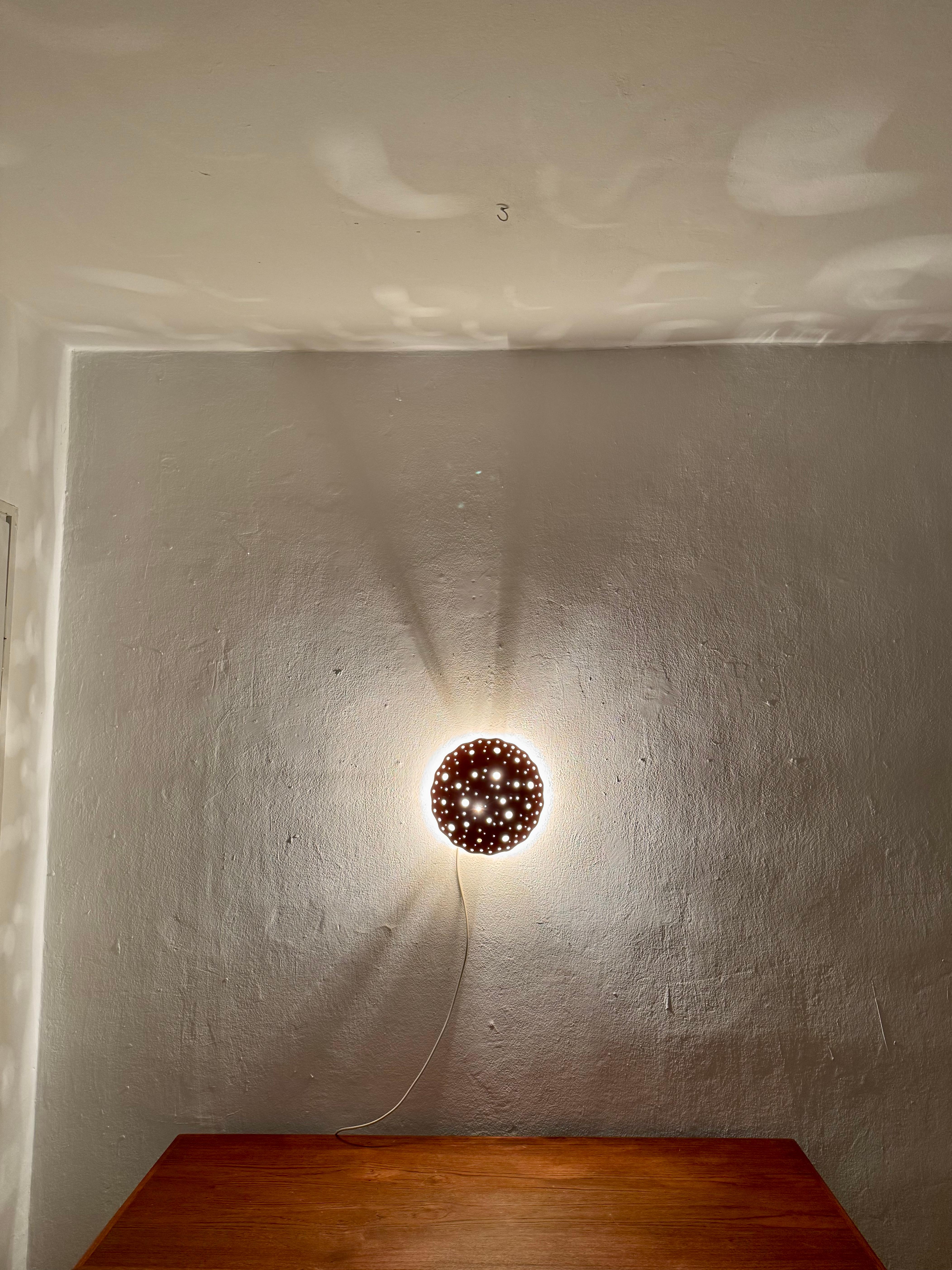 Lampada da parete in metallo perforato in vendita 1