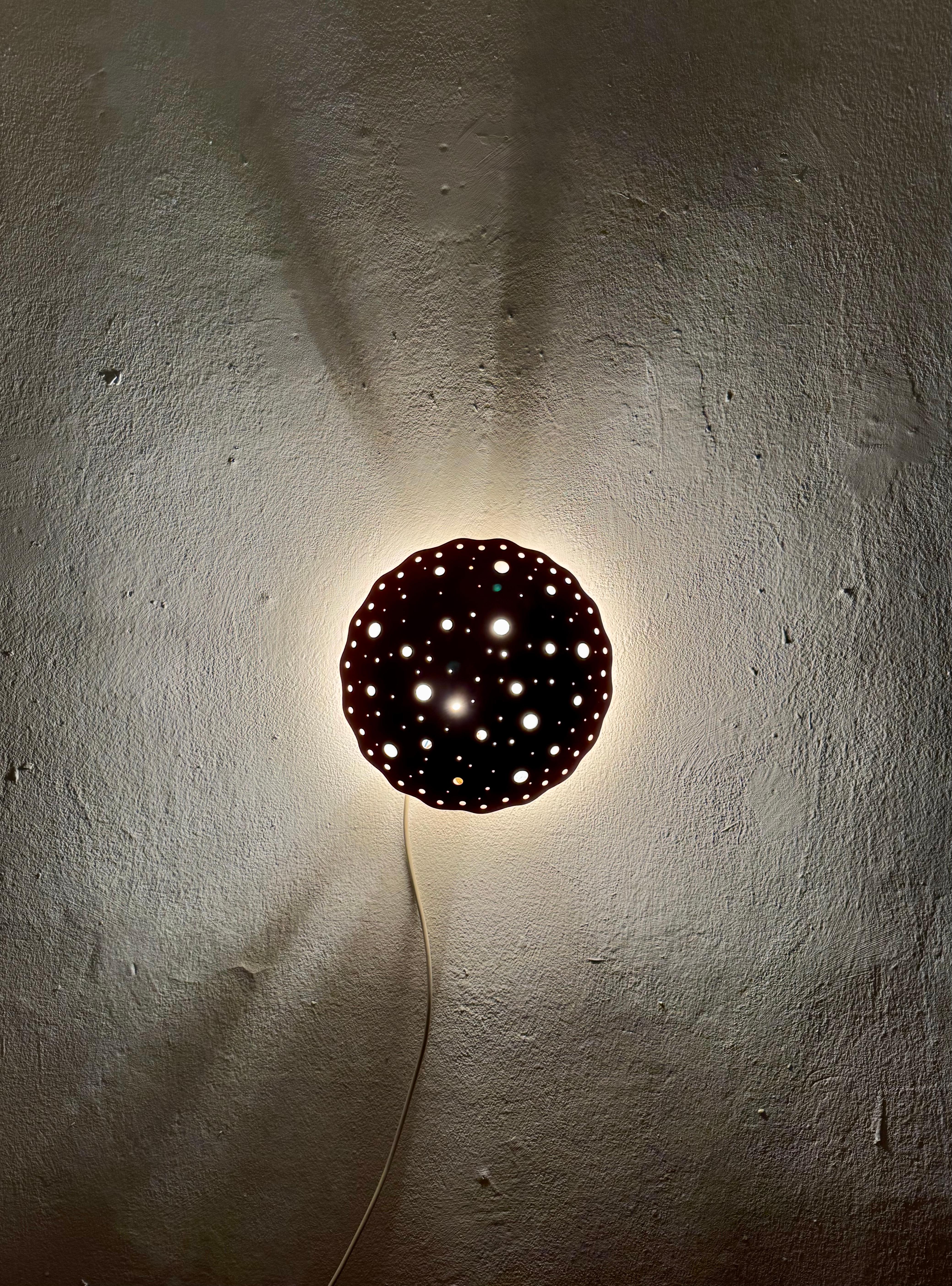 Lampada da parete in metallo perforato in vendita 2