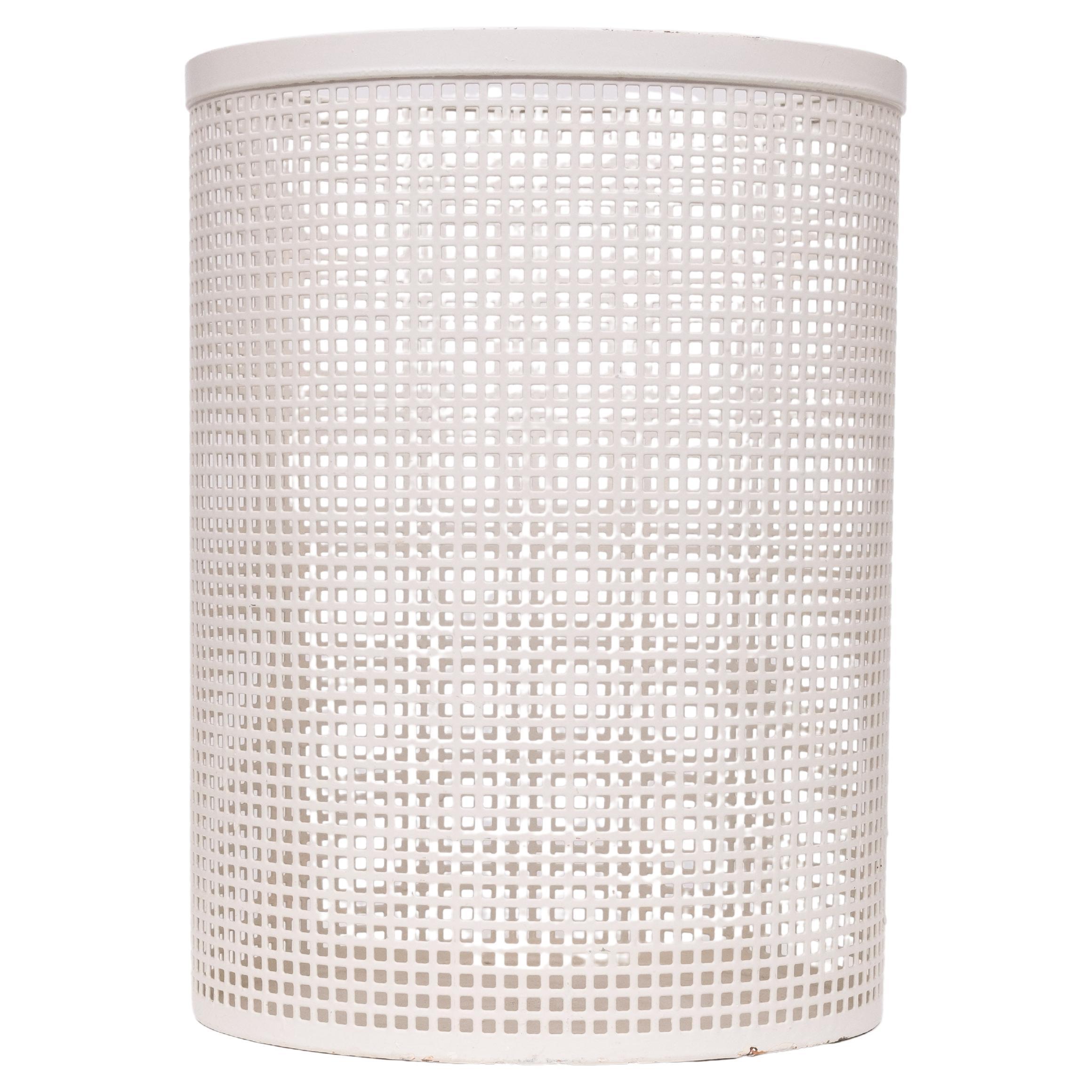 Steele perforato  Rifiuti abbattuti   1950s  Forma ovale, 
Colore bianco sporco. 

