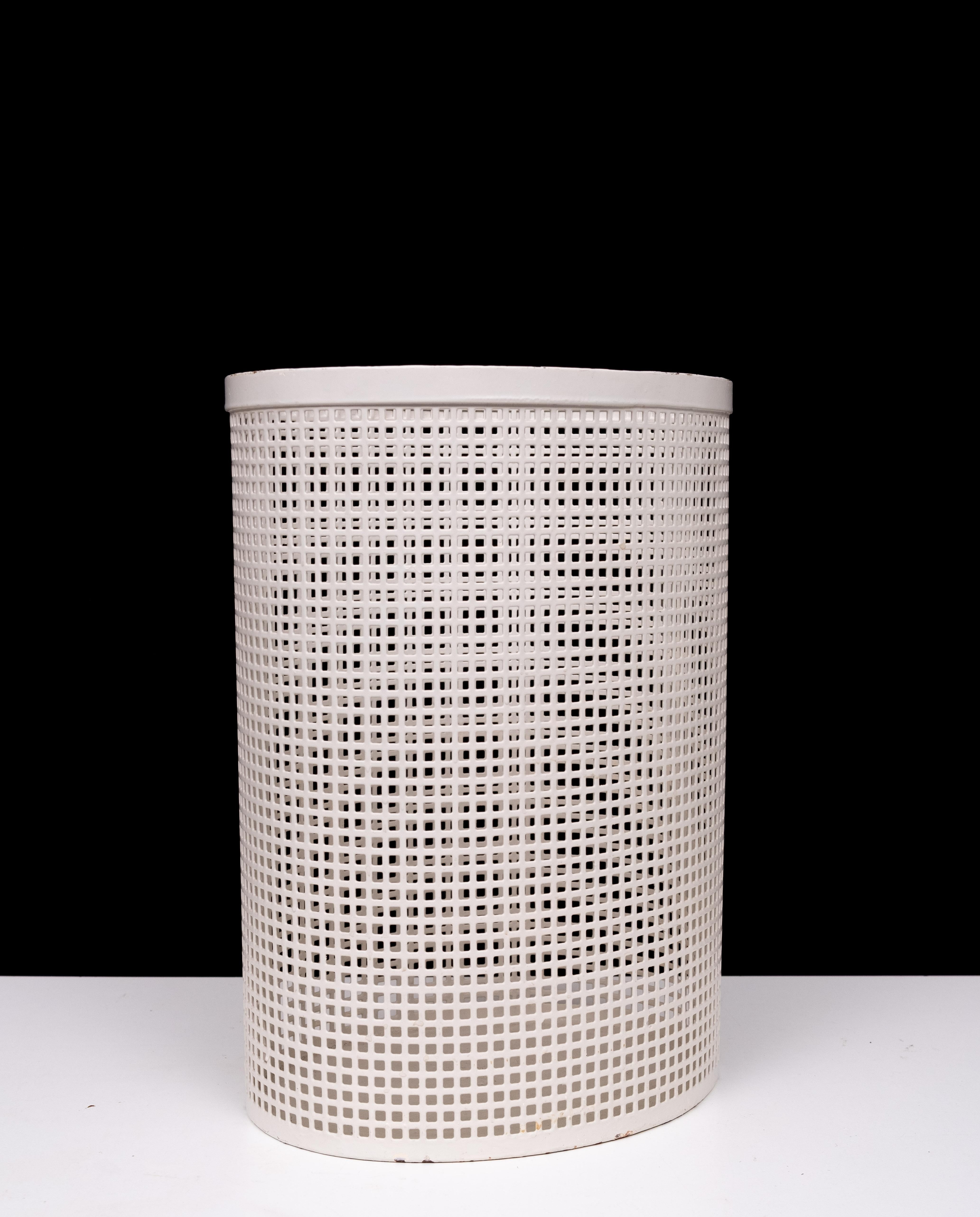 Mid-Century moderno Metallo perforato  Rifiuti abbattuti   1950s in vendita