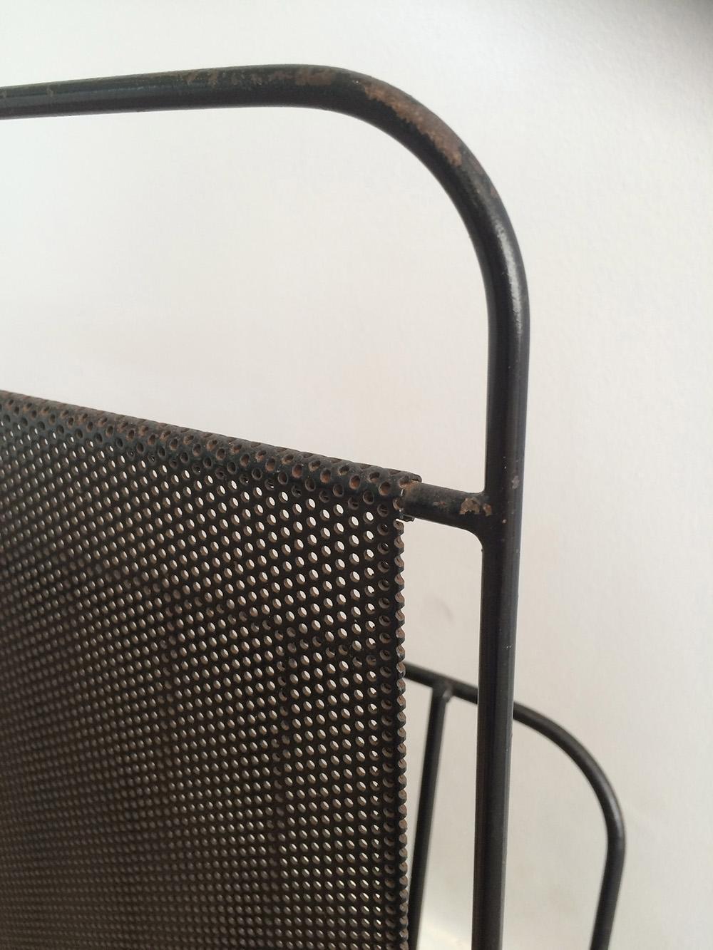 Perforated Sheet Black Lacquerd Magazine Rack, French by Mathieu Matégot In Good Condition For Sale In Marcq-en-Barœul, Hauts-de-France