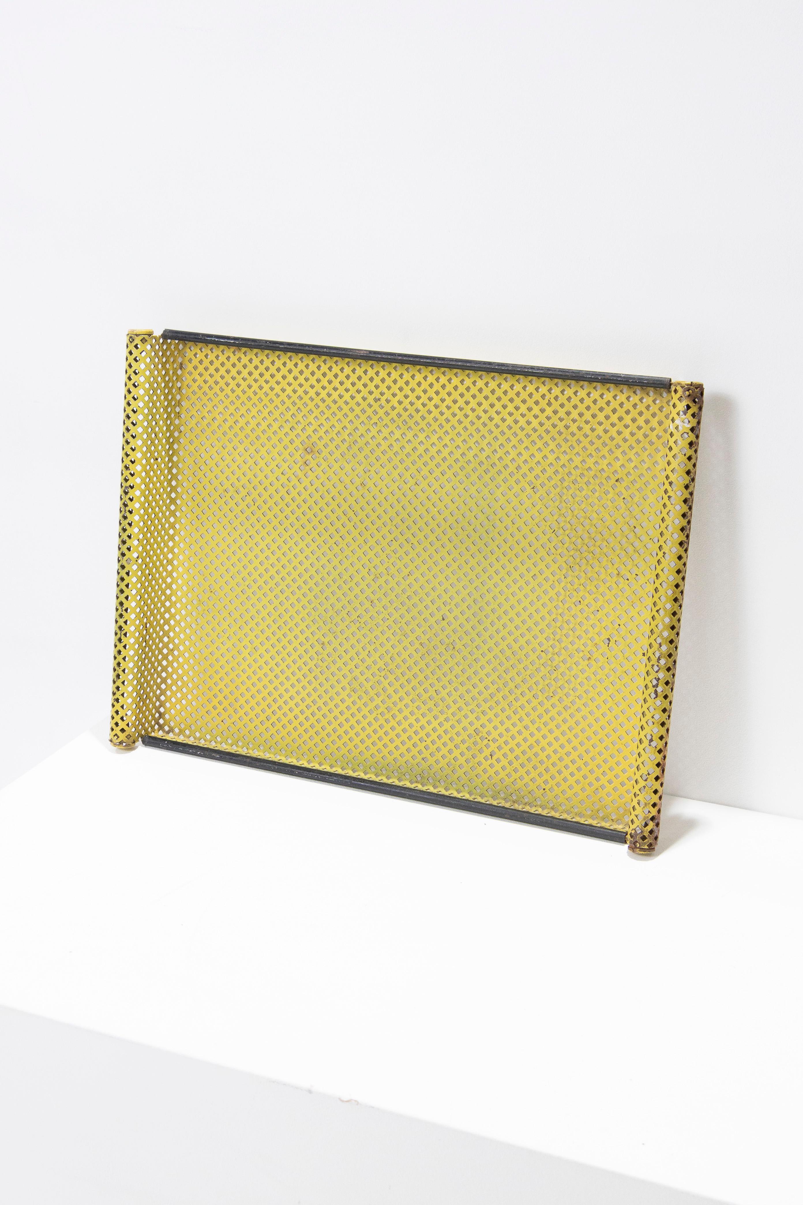 Plateau en tôle perforée jaune de Mathieu Matégot, années 1950. Forme rectangulaire avec des volutes latérales faisant office de poignées. Légères altérations du métal dues à l'âge, mais reste en excellent état.
DV2081