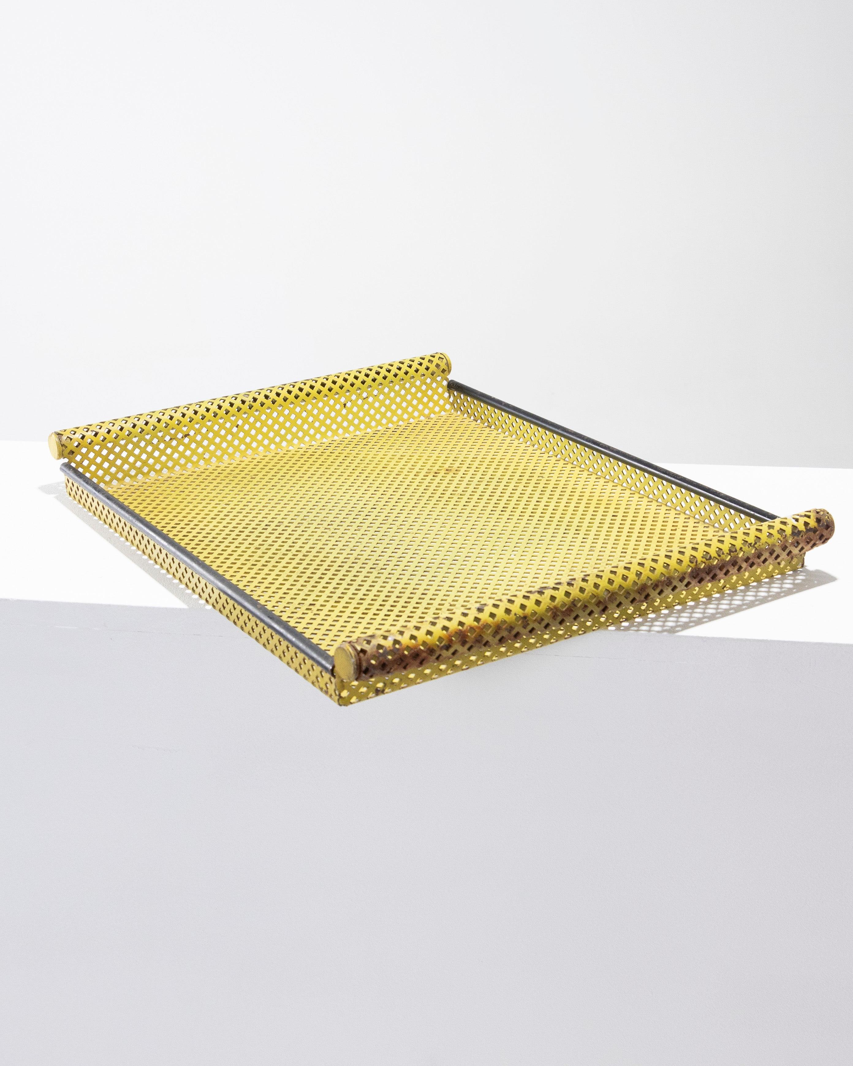Plateau en tôle perforée jaune de Mathieu Matégot, années 1950. Forme rectangulaire avec des volutes latérales faisant office de poignées. Légères altérations du métal dues à l'âge, mais reste en excellent état.
DV2081