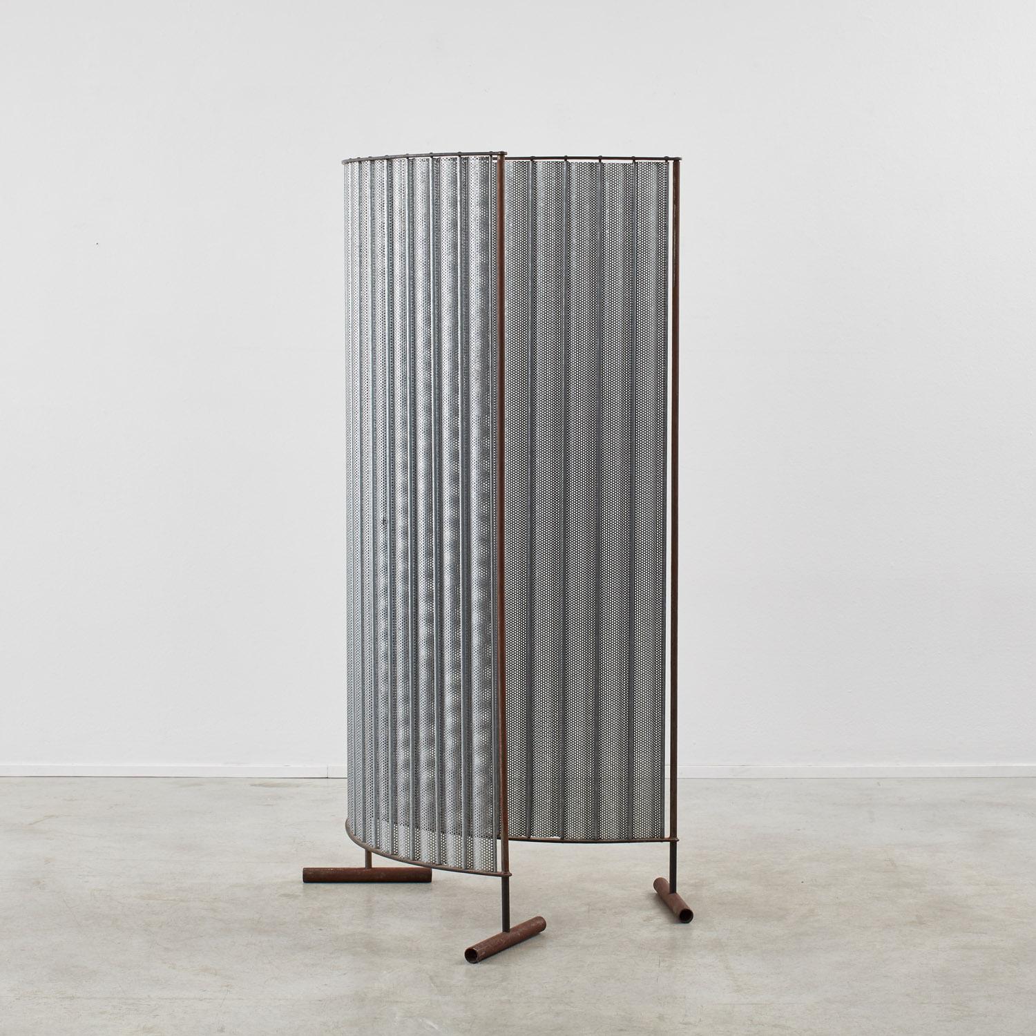 Perforated steel pivoting screen - UK, 20th Century For Sale 4