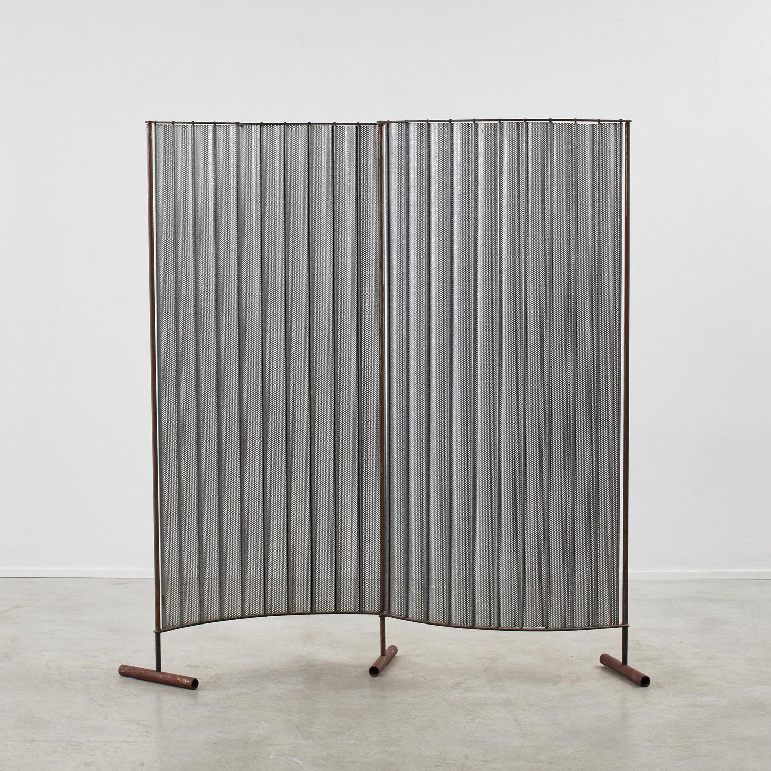Perforated steel pivoting screen - UK, 20th Century In Good Condition For Sale In London, GB