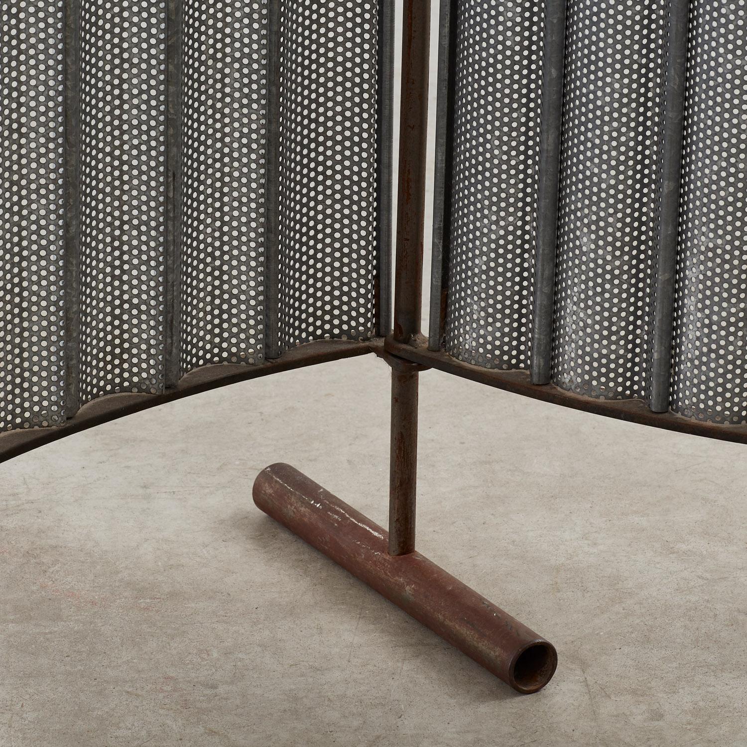 Perforated steel pivoting screen - UK, 20th Century For Sale 2