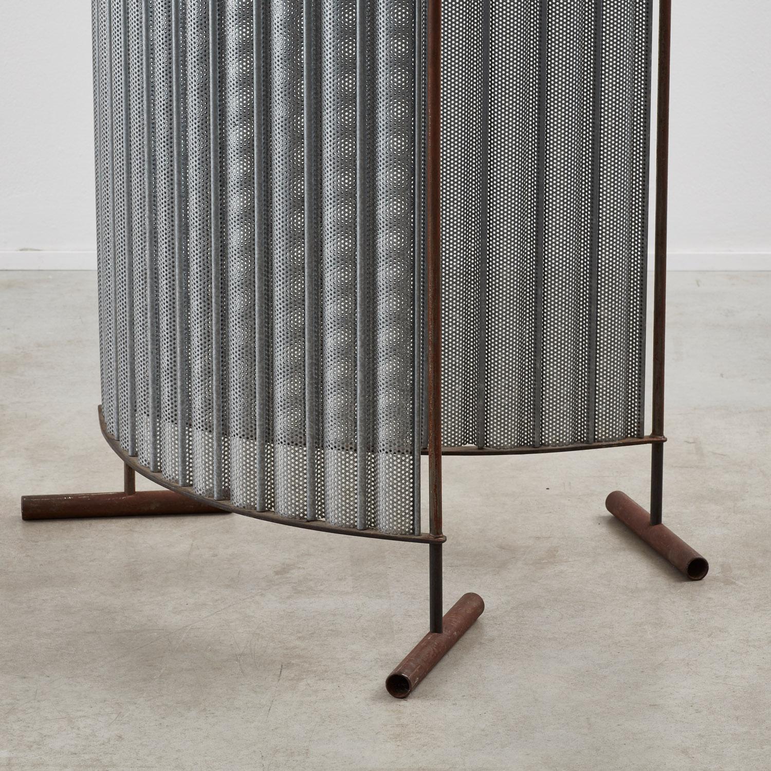 Perforated steel pivoting screen - UK, 20th Century For Sale 3