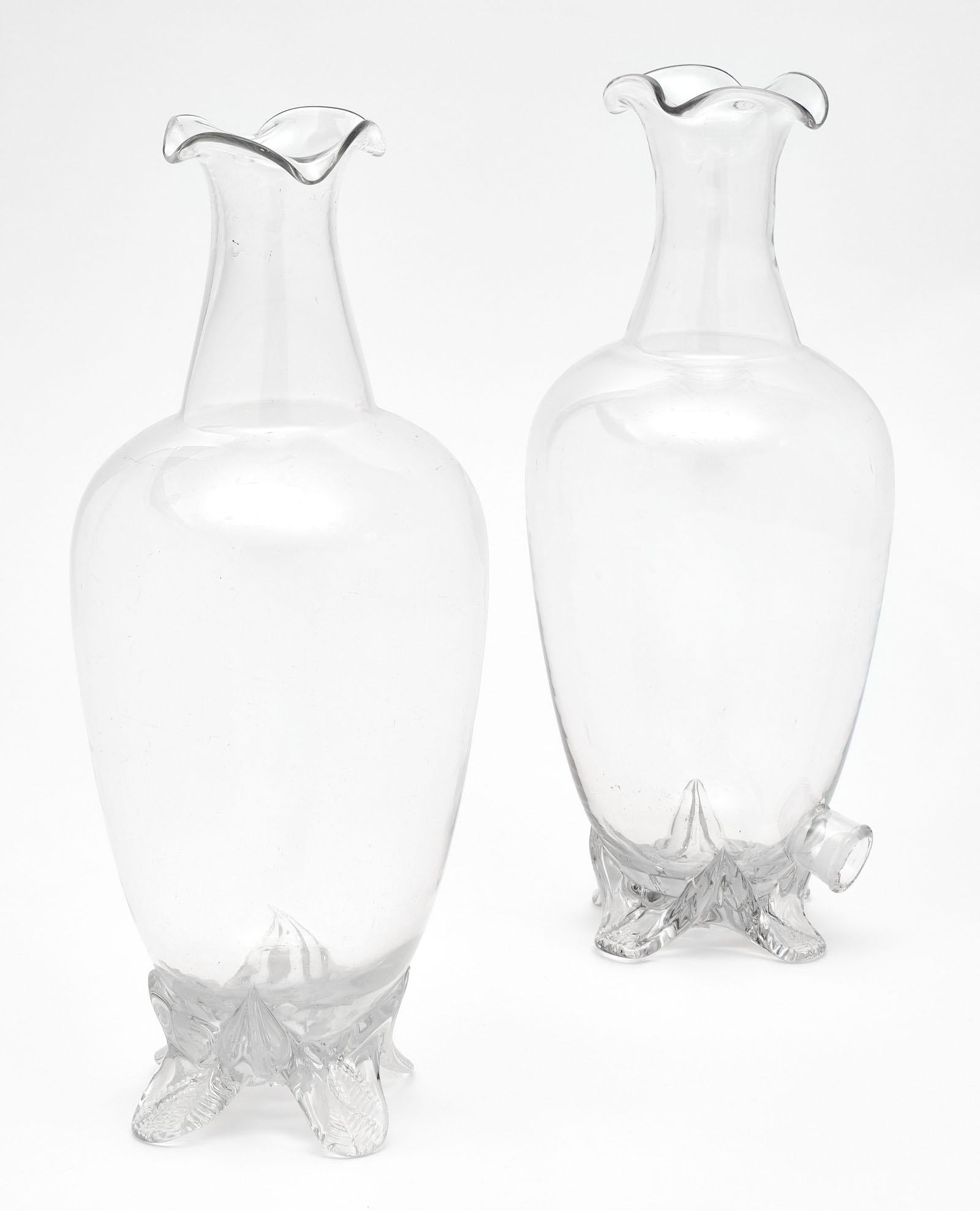 Ein Paar antiker französischer Parfümflaschen aus dem Haus Molinard in Grasse bei Nizza. Eine der Flaschen hat auch einen Zapfhahn am Boden.