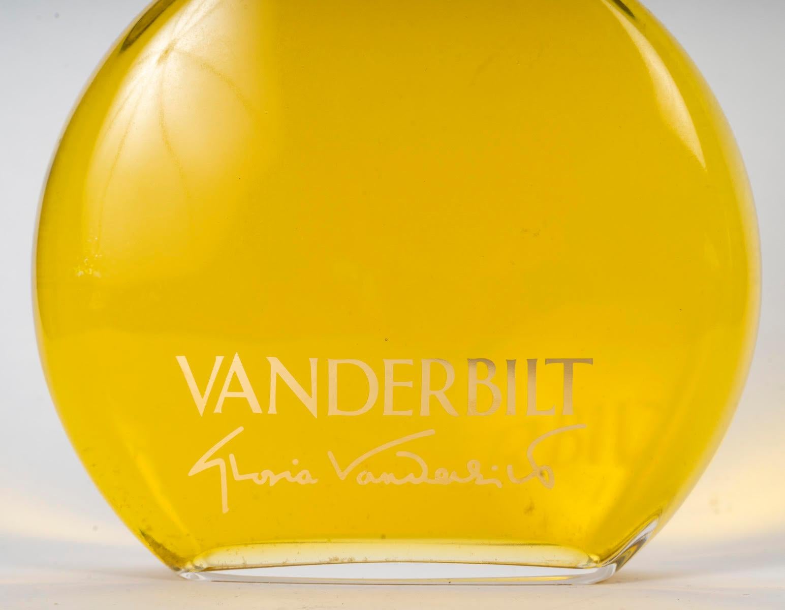 Frasco de perfume, gigante, frasco publicitario de perfume Gloria Vanderbilt, cristal, hacia 1960.

Frasco publicitario, frasco de perfume gigante, perfume Vanderbilt, Gloria Vanderbilt, cristal, hacia 1960.
Alto: 25 cm, Ancho: 15 cm, Fondo: 6 cm
