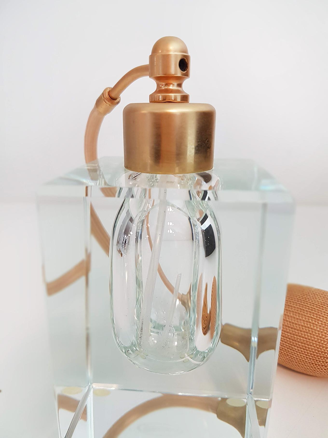 Perfume bottle with anomiser by maker Moser. Origin: Czechoslovakia.
We offer also another model (see last images)
Measures:
H 5.9 (15 cm ) x W 3 inch (7.5 cm) square.

Excellent vintage condition.