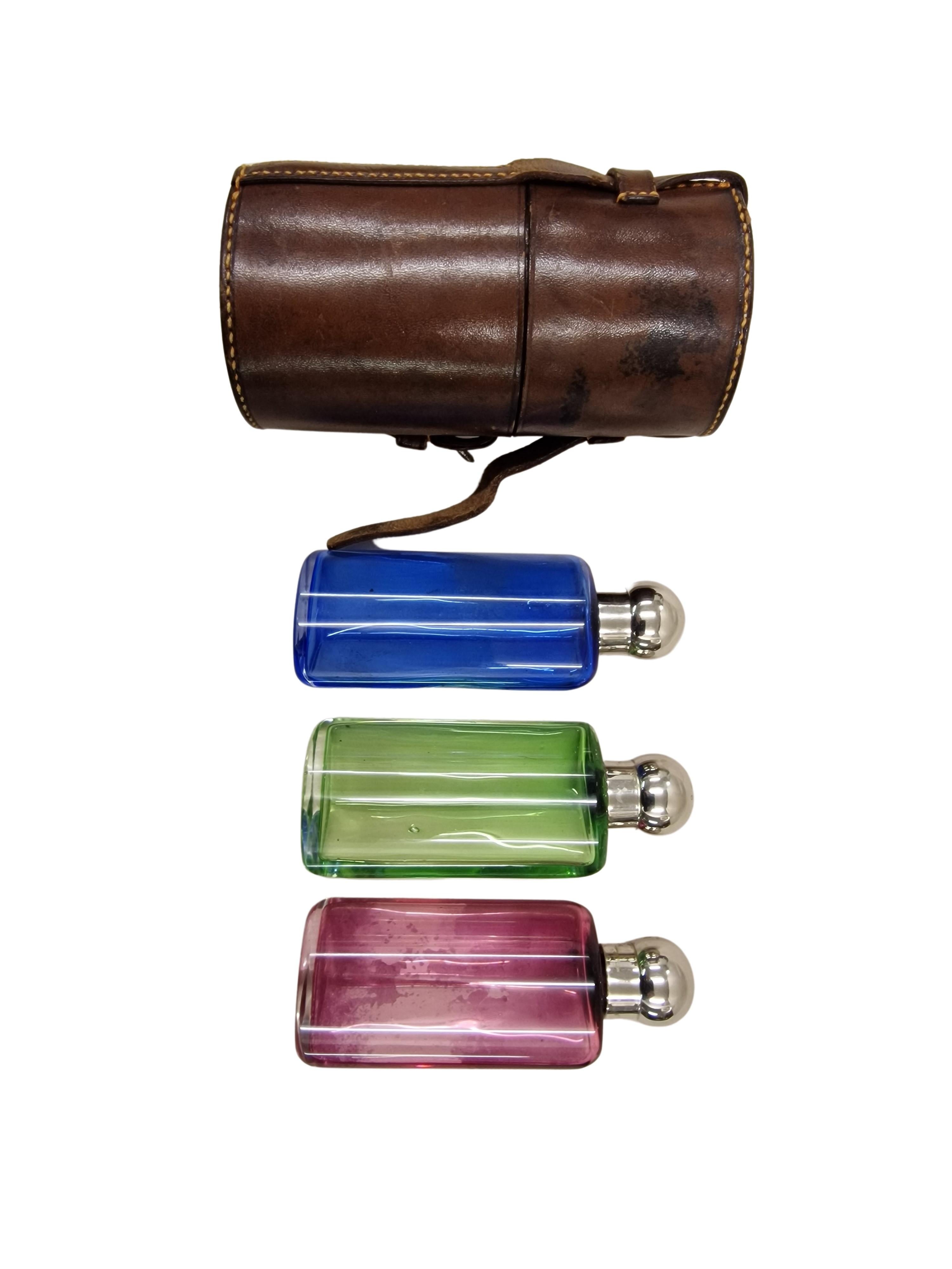 Parfümschachtel, Flakonen, drei farbenfrohe Flaschen, Ledergehäuse, 1920-30, Frankreich (Art déco) im Angebot