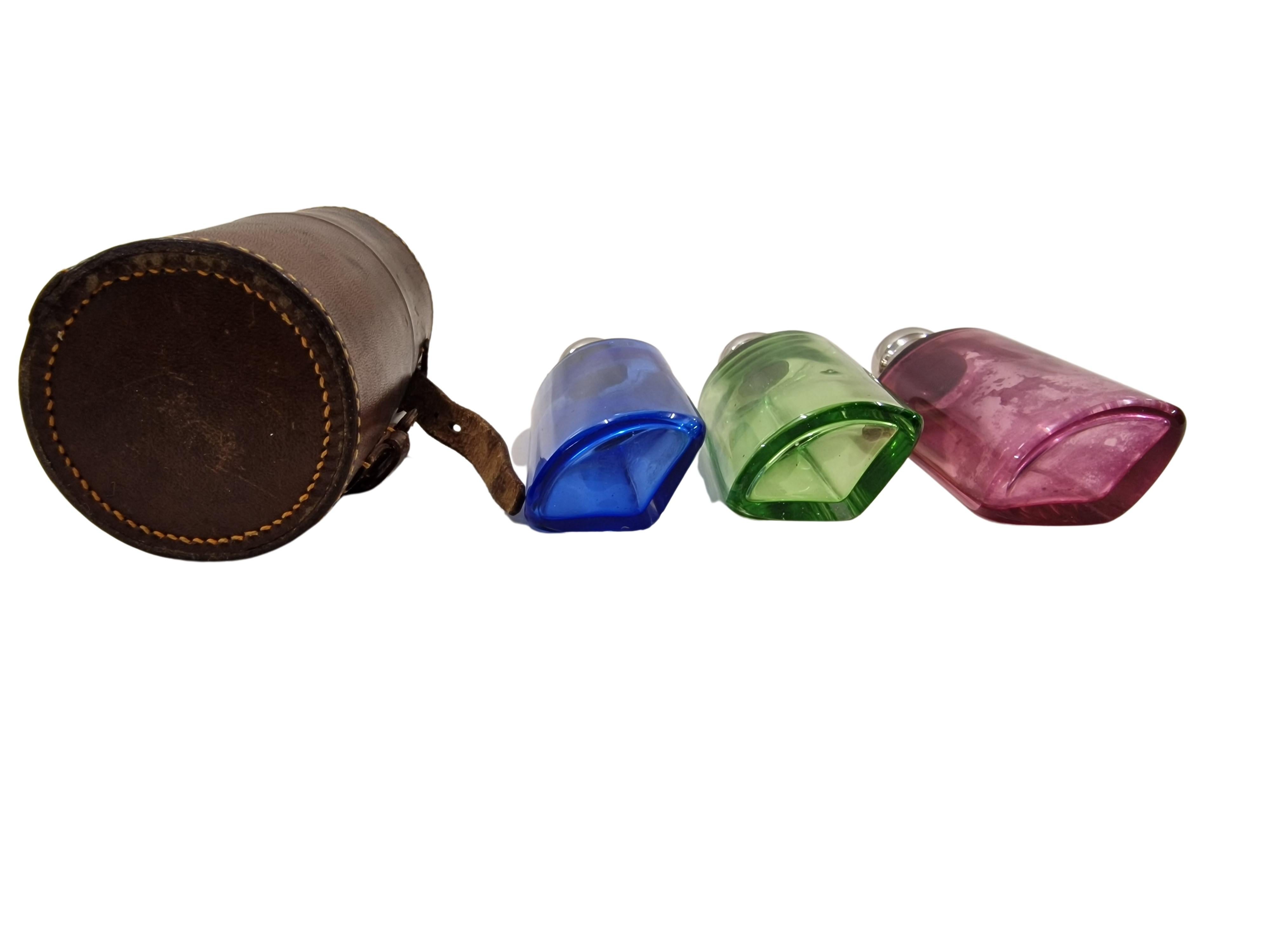 Parfümschachtel, Flakonen, drei farbenfrohe Flaschen, Ledergehäuse, 1920-30, Frankreich (Europäisch) im Angebot