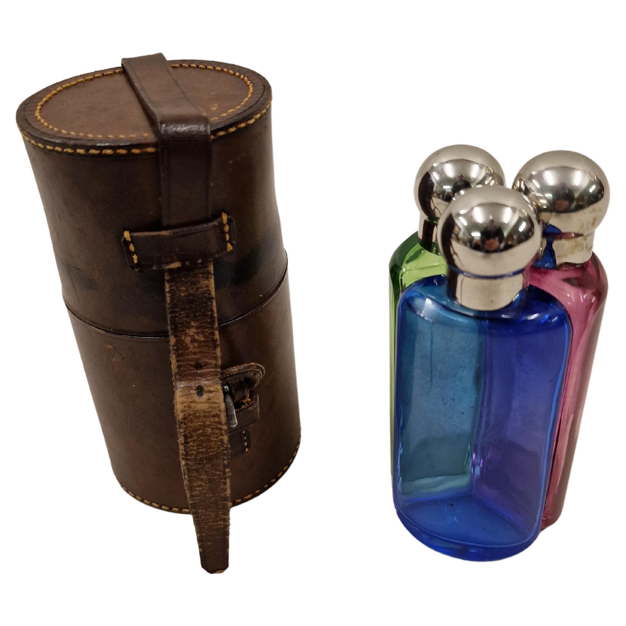 Parfümschachtel, Flakonen, drei farbenfrohe Flaschen, Ledergehäuse, 1920-30, Frankreich im Angebot