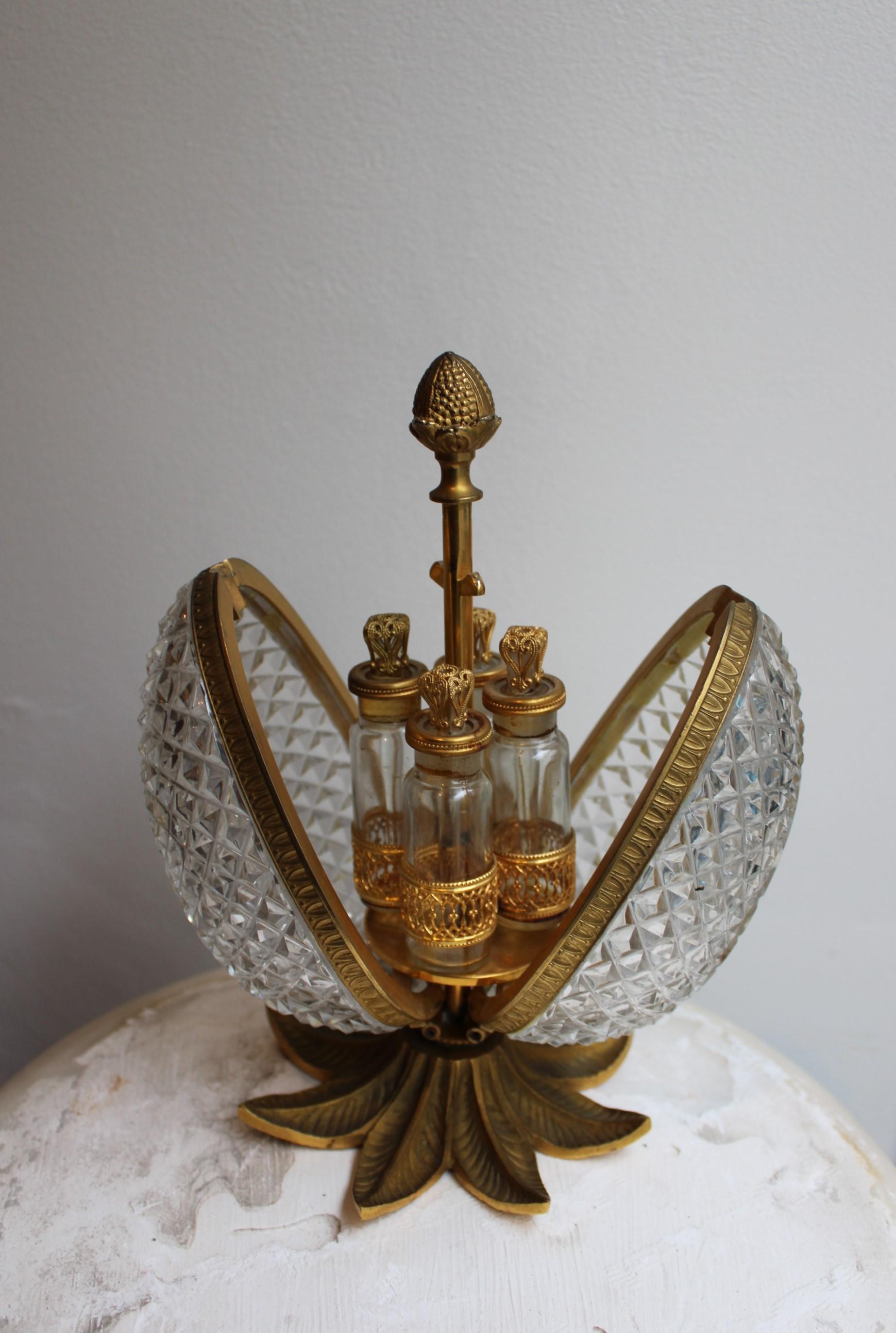 Perfume box, in crystal and gilded brass
Egg in cut crystal, structure in bronze and gilded brass. 
4 scent bottles inside.
 