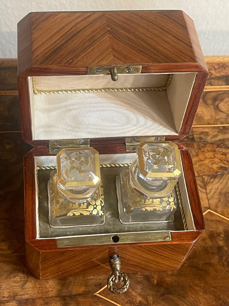Caja para perfumes con frascos de cristal, ca. 1840 en venta 10