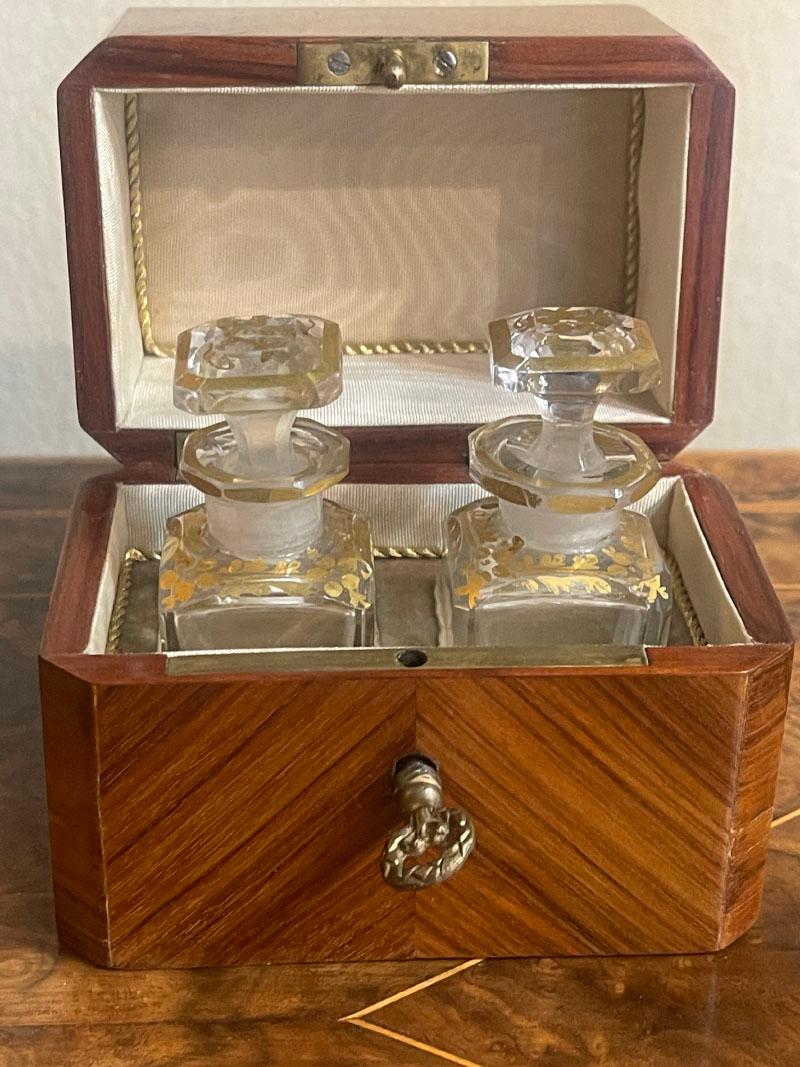 Caja para perfumes con frascos de cristal, ca. 1840 en venta 11