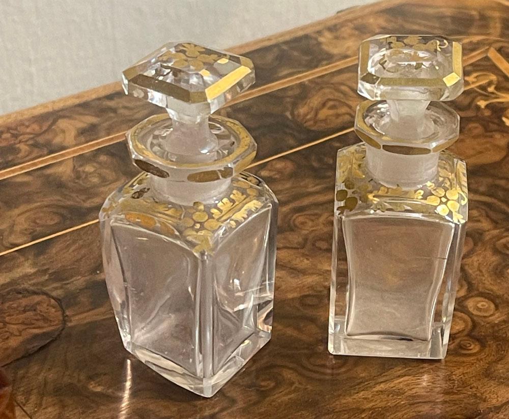 Caja para perfumes con frascos de cristal, ca. 1840 en Bueno estado para la venta en Delft, NL