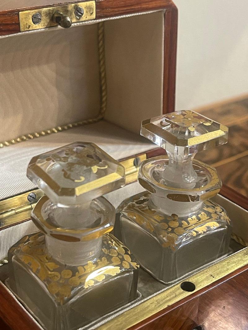 Caja para perfumes con frascos de cristal, ca. 1840 Cristal en venta