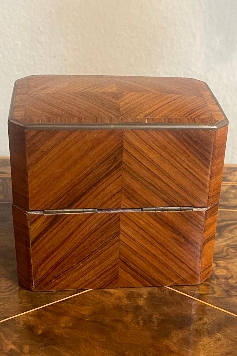 Caja para perfumes con frascos de cristal, ca. 1840 en venta 3
