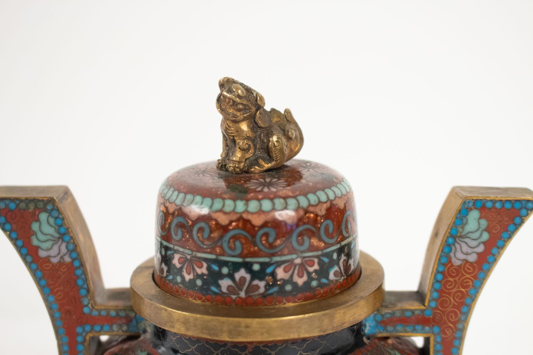 Perfume burner in copper decor Cloisonné enamels, topped with a dog Fo, Japan, middle nineteenth
Measures: H 15cm, W 13cm.