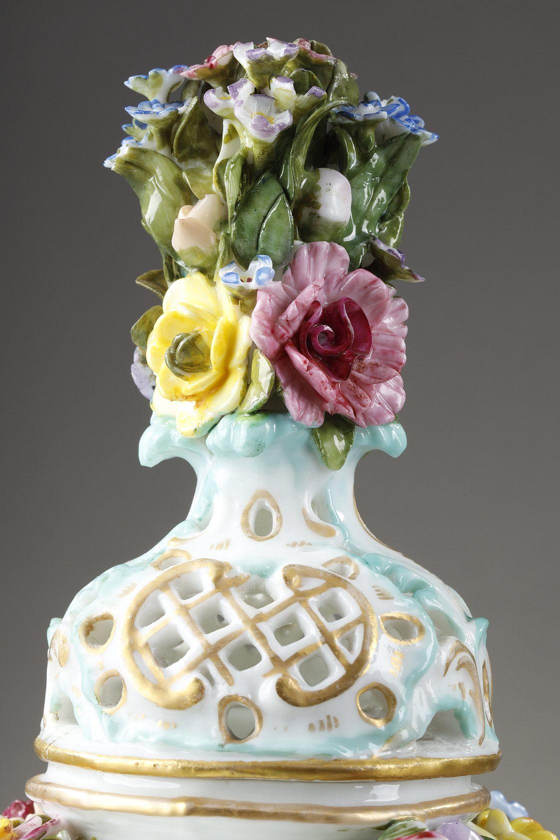 Perfume burner in polychrome porcelain from the Meissen manufacture 5