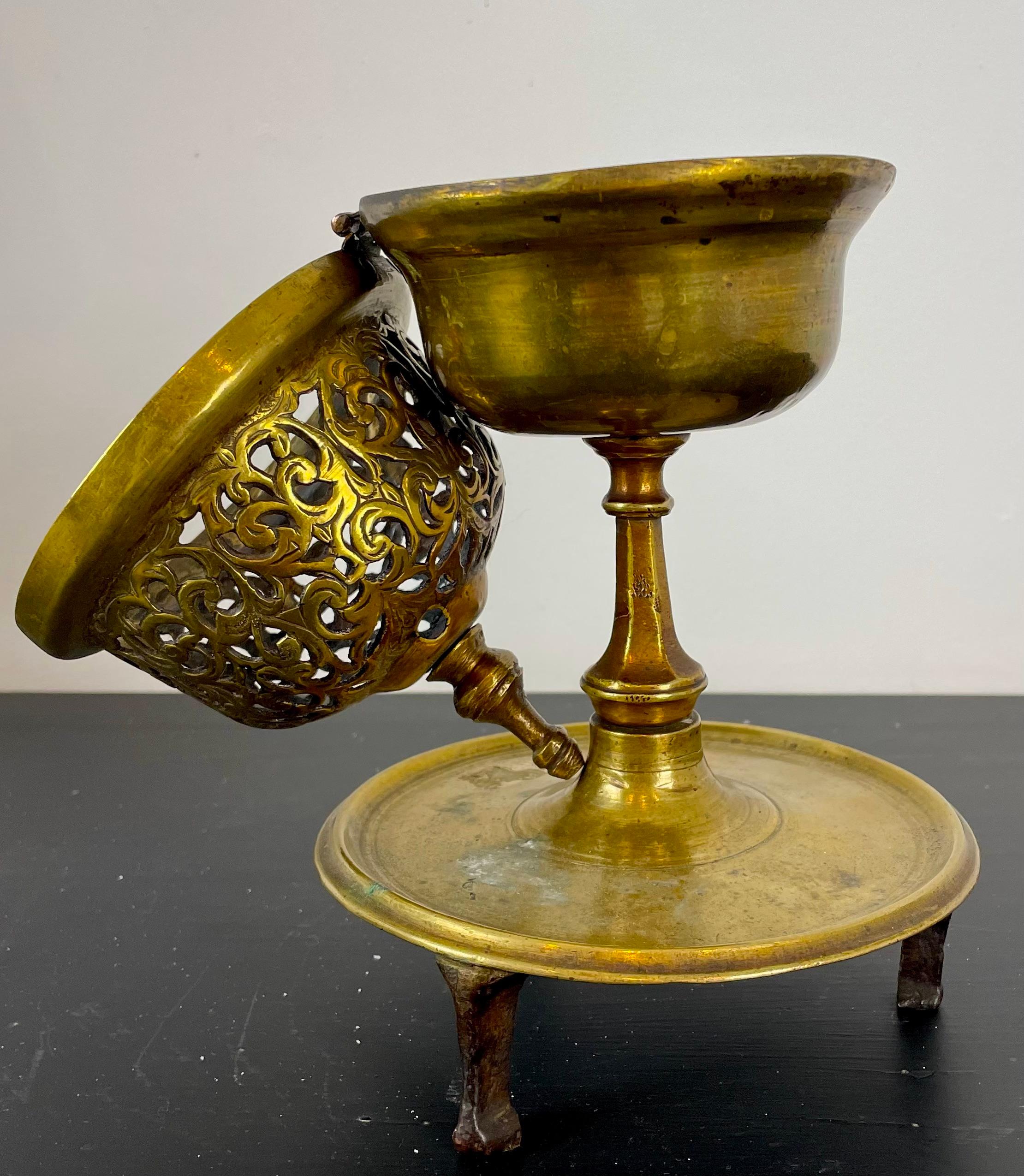 Perfume burner / Incense burner - oriental ottoman - brass - 18th century In Good Condition For Sale In Beuzevillette, FR