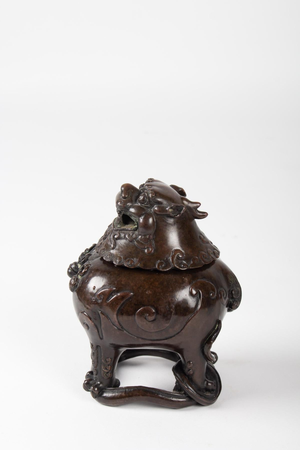 The mythical beast with separately cast head with open mouth, bearing an apocryphal Ming mark to the underside, Qing dynasty, early 19th century
Measures: H 13cm, W 9cm.